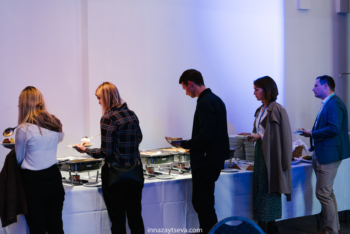 Gäste warten auf das Catering beim Business-Event in München