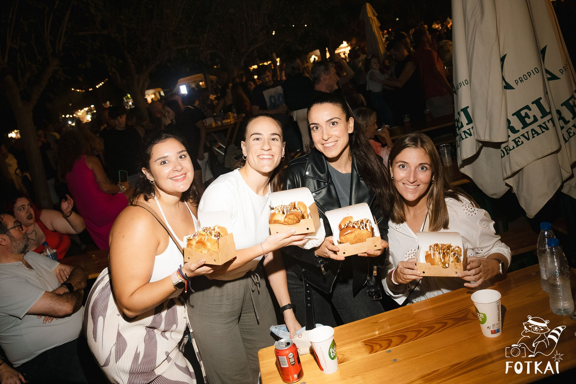 Фотоотчёт Street Food Market Torrevieja — Seguridad Social & Las Hienas DJs | FOTKAI