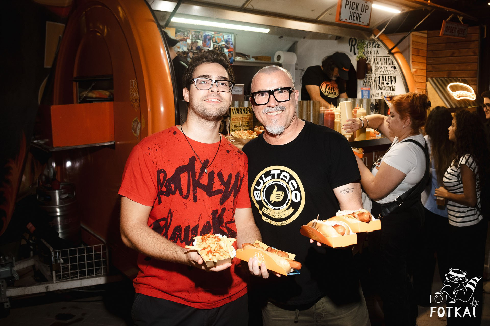 Фотоотчёт Street Food Market Torrevieja — Seguridad Social & Las Hienas DJs | FOTKAI