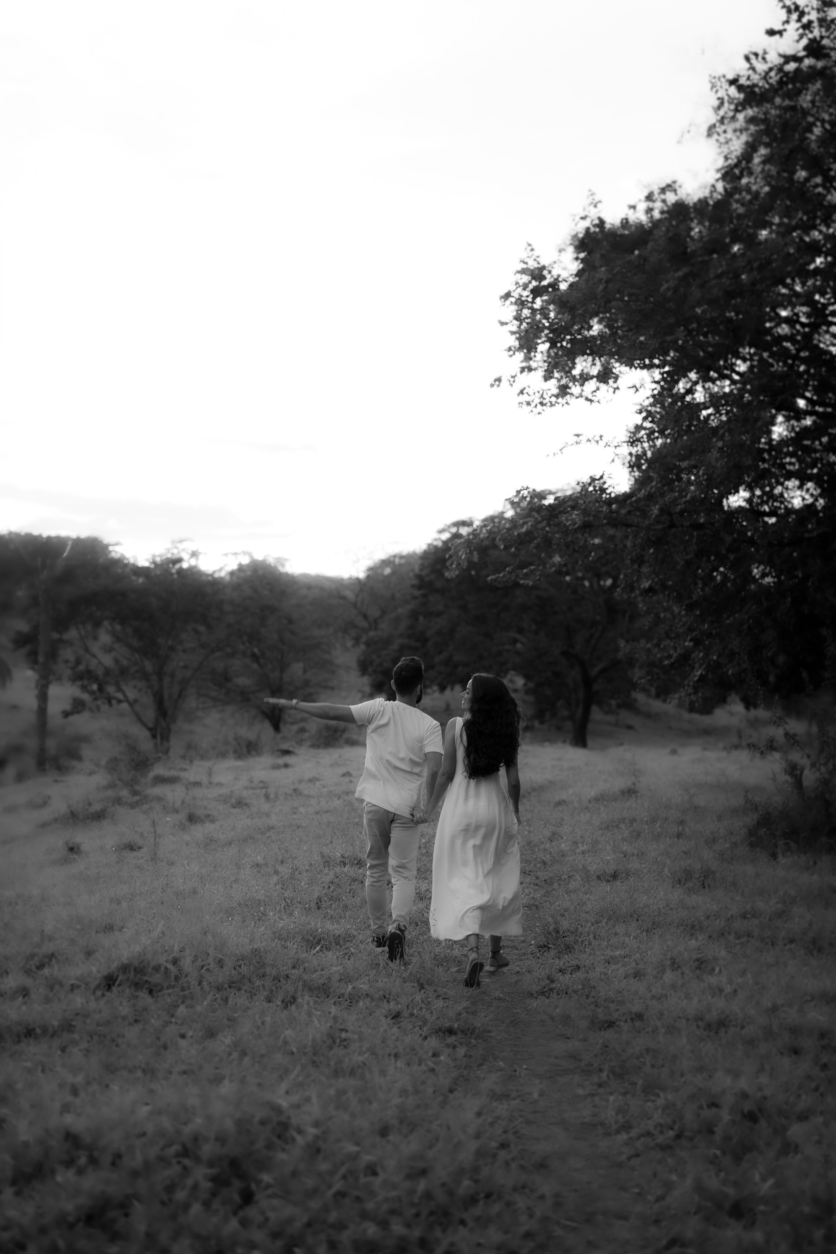 Fotografia romântica de Diego e Luana em Belo Horizonte, com momentos leves e cheios de significado.
