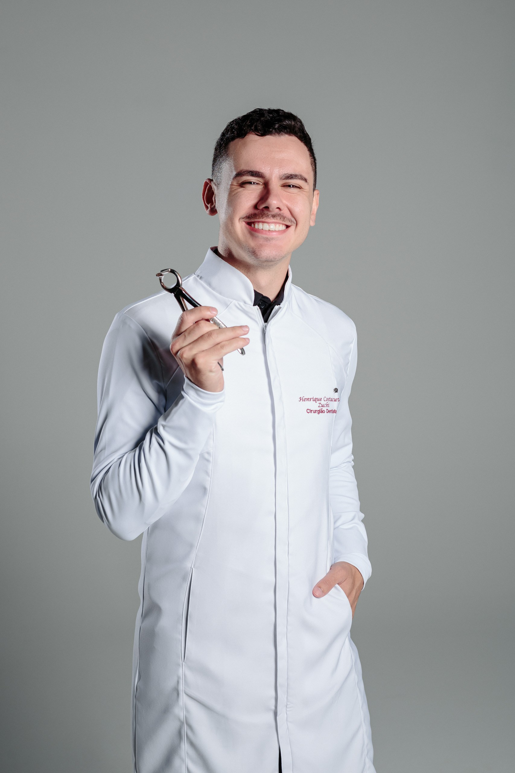 Fotografia de ensaio de formatura em estúdio e clinica de dentista para o Henrique em Itajaí