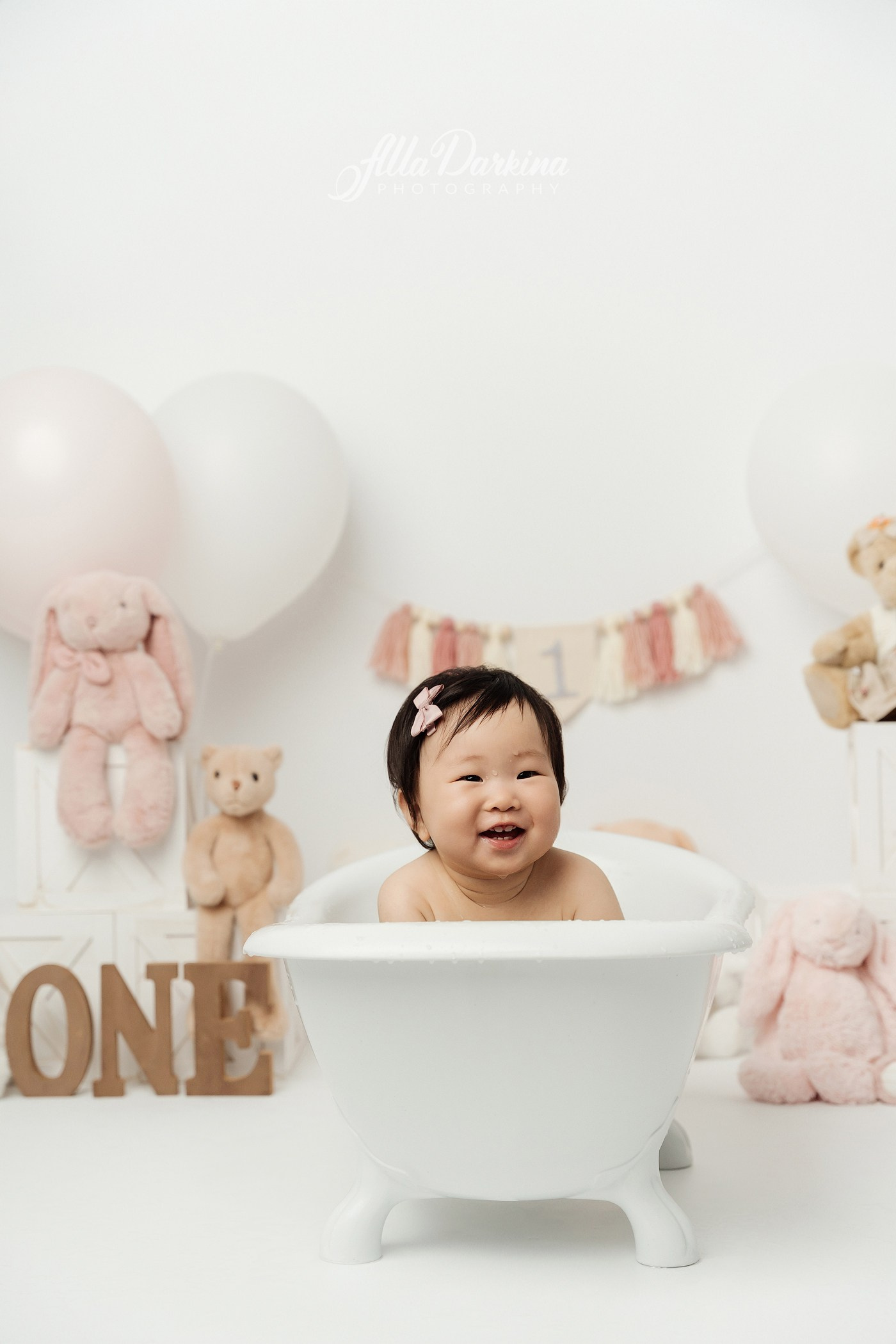 Cake smash session. Newborn and family photographer. Hills District. Sydney