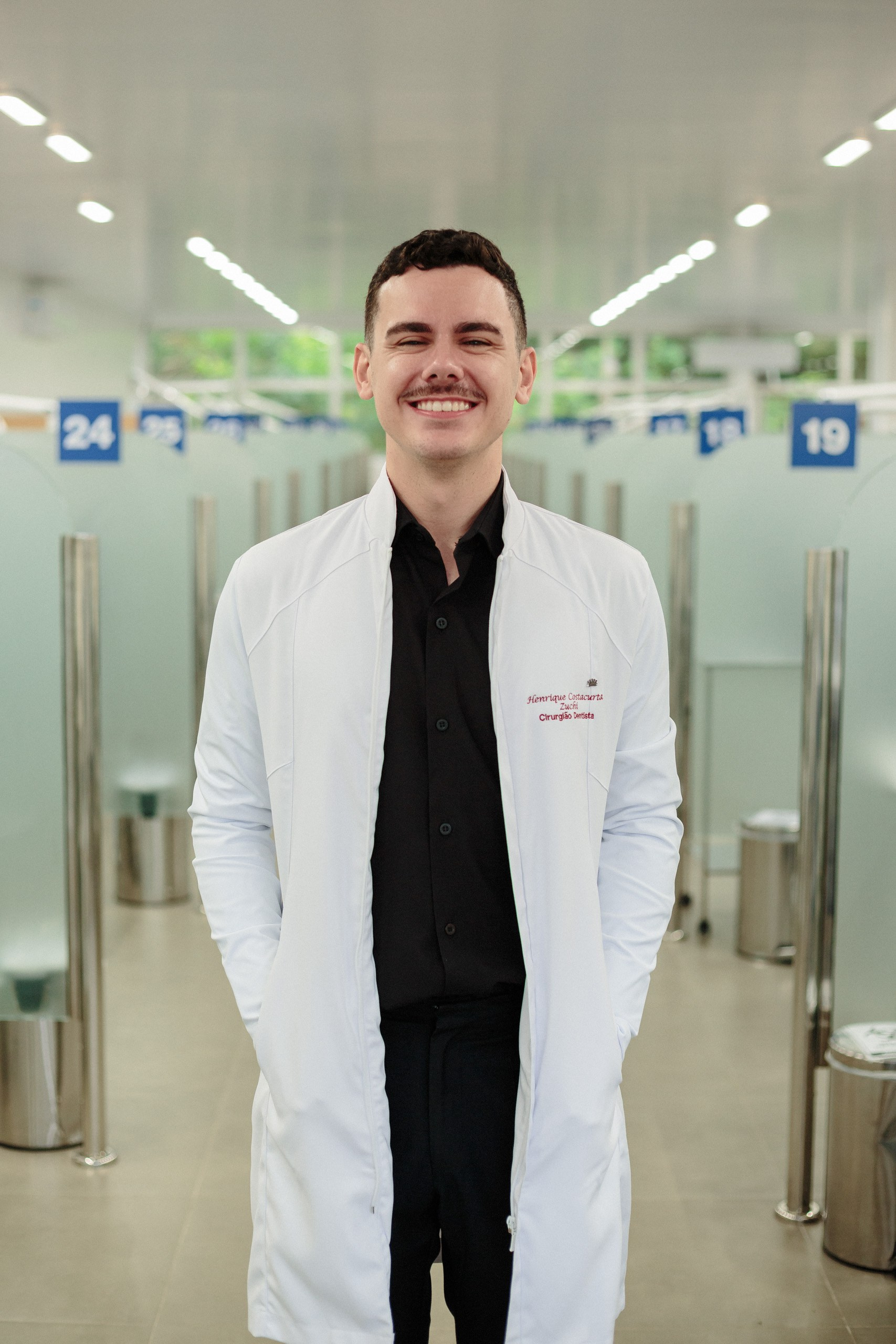 Fotografia de ensaio de formatura em estúdio e clinica de dentista para o Henrique em Itajaí