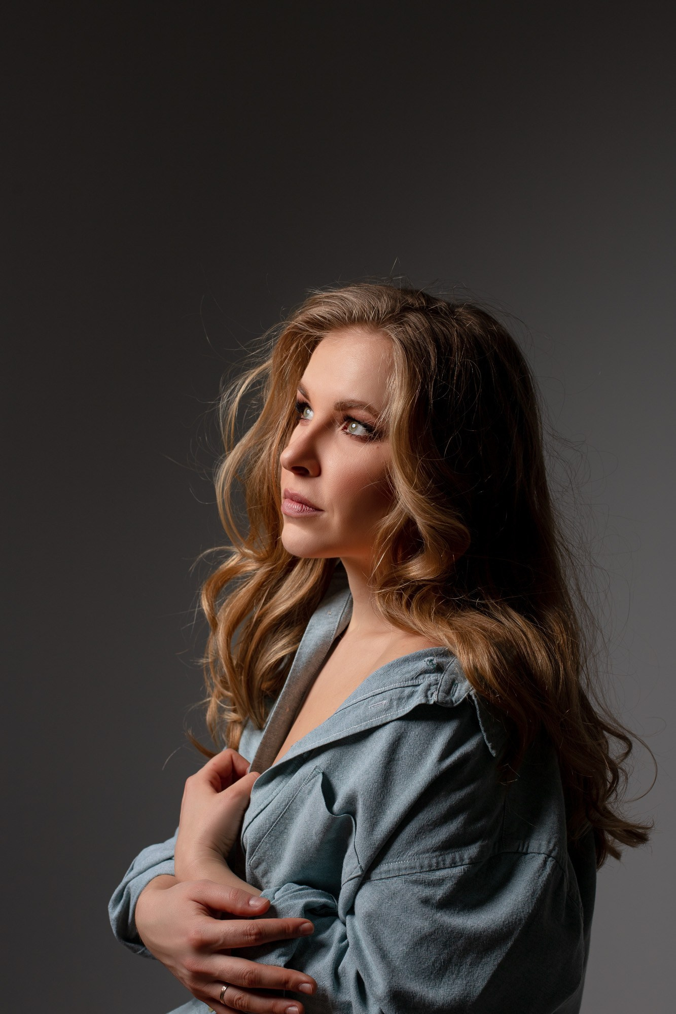 Romantisches Studio und Kunstlicht shooting. Blonde Frau im Hemd. Frauen Fotografie in Heilbronn, Stuttgart, Heidelberg, Öhringen.