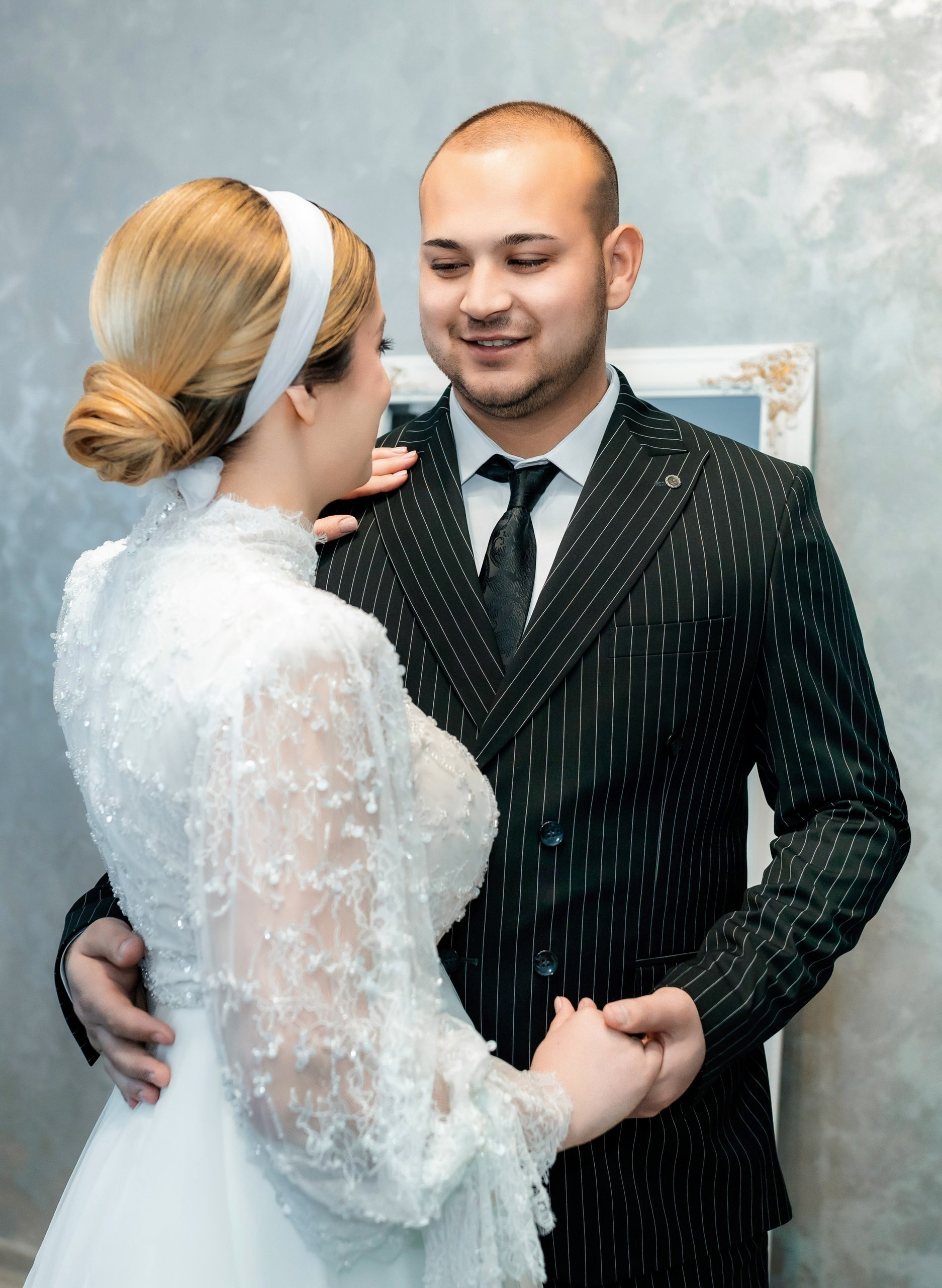 Fotograf nuntă Târgu Neamț – Samuel și Roxana, fotografie autentică realizată de AlinoFotoStudio 2. Fotograf nuntă Iași, Bacău, Suceava și Botoșani – Alin Chirilă surprinzând momente reale de nuntă 3. Fotografie de nuntă cu emoție și credință – AlinoFotoStudio, fotograf povestitor 4. Fotograf profesionist nuntă în Moldova – cadre naturale și pline de emoție 5. Alin Chirilă fotograf nuntă – poveste reală surprinsă prin fotografie 6. Fotograf nuntă cu stil documentar – momente autentice din ziua nunții Pregătiri mireasă acasă – fotografie naturală realizată de Alin Chirilă fotograf nuntă 8. Detalii din ziua nunții – fotograf nuntă Iași și Botoșani, AlinoFotoStudio 9. Emoții din dimineața nunții – fotograf profesionist Moldova 10. Cadre autentice din pregătiri – fotograf nuntă Suceava și Bacău Ceremonie religioasă nuntă – moment emoționant surprins de fotograf Alin Chirilă 12. Nuntă cu valori creștine – fotografie din biserică realizată cu discreție 13. Rugăciune și emoție în ziua nunții – fotograf nuntă Târgu Neamț 14. Legământ în fața lui Dumnezeu – fotografie de nuntă autentică 15. Fotograf nuntă biserică – momente sincere și pline de semnificație Petrecere de nuntă – cadre naturale realizate de AlinoFotoStudio 17. Bucurie și dans la nuntă – fotograf nuntă Iași și împrejurimi 18. Momente autentice de la restaurant – fotograf nuntă Bacău Suceava 19. Atmosferă de nuntă surprinsă discret – Alin Chirilă fotograf -AlinoFotoStudio – fotograf nuntă cu abordare naturală și emoțională 21. Alin Chirilă fotograf – povestitor prin fotografie de nuntă 22. Fotograf nuntă în Moldova – stil documentar și autentic 23. Fotografie de nuntă sinceră și elegantă – AlinoFotoStudio- Fotograf nuntă Iași Bacău Suceava Botoșani – Alin Chirilă AlinoFotoStudio 26. Fotograf nuntă Târgu Neamț și Moldova – fotografie profesională de eveniment 27. Fotograf nuntă cu valori creștine și stil documentar – AlinoFotoStudio - Alin Chirilă – AlinoFotoStudio Fotograf nuntă Iași • Bacău • Suceava • Botoșani - Samuel & Roxana, Târgu Neamț -Momente reale, trăite sincer și păstrate pentru totdeauna.