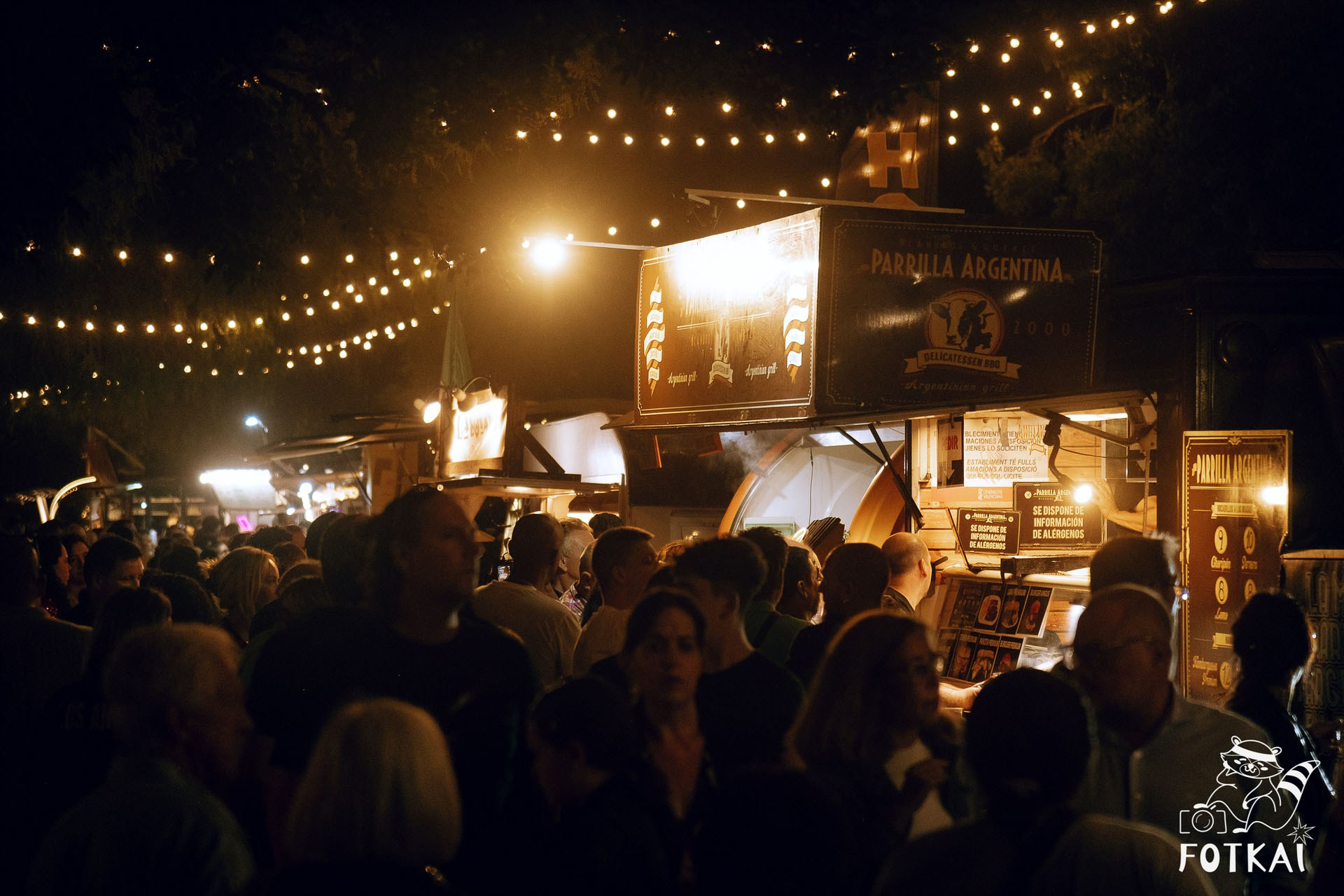 Фотоотчёт Street Food Market Torrevieja — Seguridad Social & Las Hienas DJs | FOTKAI