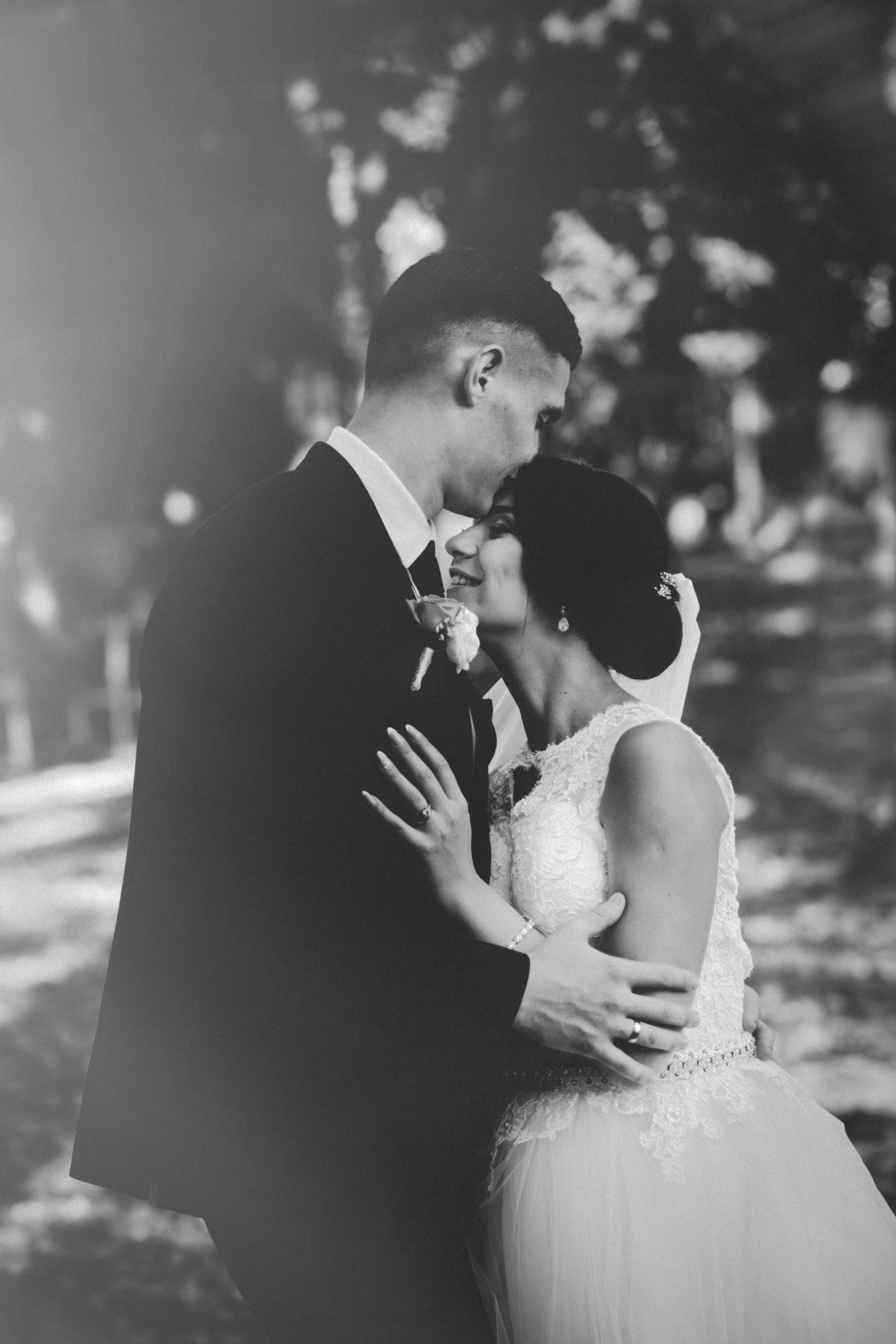 Vestuvių fotosesija, ceremonija, Vestuvių pasiruošimo fotografavimas. Vestuvių fotografas Vilnius Trakai kaina vestuvių fotografavimas fotografė personal.lt photogrpahy kainos jaunoji jaunikis nuotaka santuoka vestuvės, profesionali natūrali meninė reportažinė klasikinė fotosesija, vestuvių fotosesija gamtoje dvare