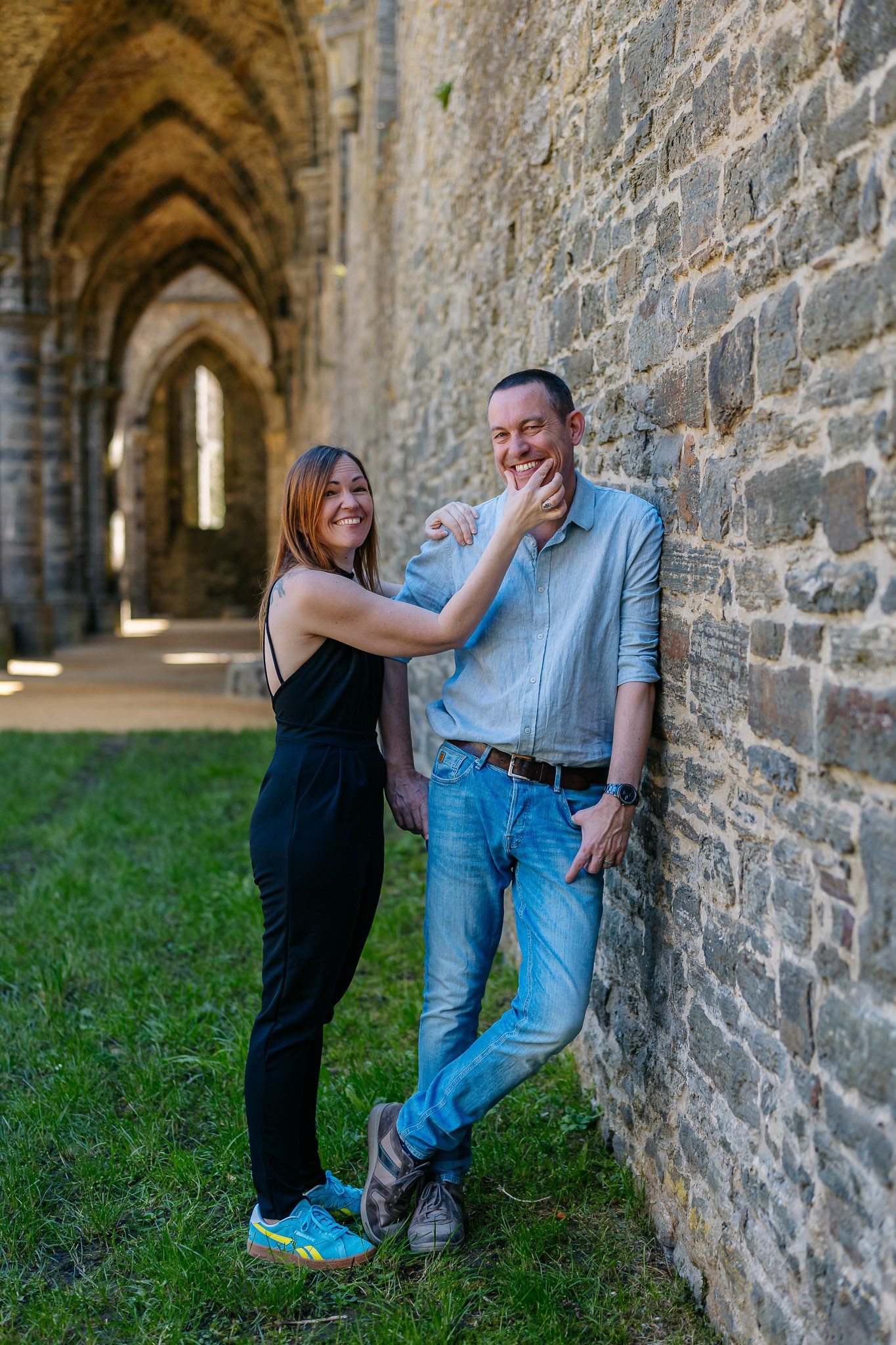 Romantisch portret van Tamara & Gert in Villers-la-Ville ruïnes - Kapture Fotografie