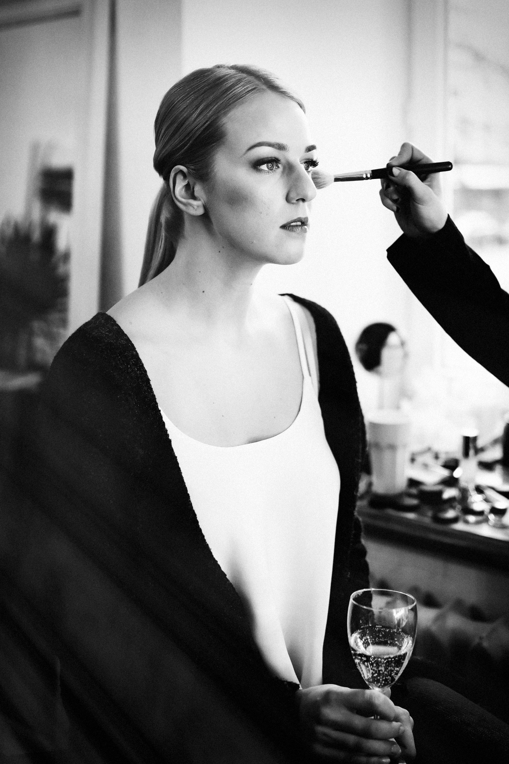 Vestuvių fotosesija, pasiruošimas, Vestuvių pasiruošimo fotografavimas. Vestuvių fotografas Vilnius Trakai kaina vestuvių fotografavimas fotografė personal.lt photogrpahy kainos jaunoji jaunikis nuotaka santuoka vestuvės, profesionali natūrali meninė reportažinė klasikinė fotosesija