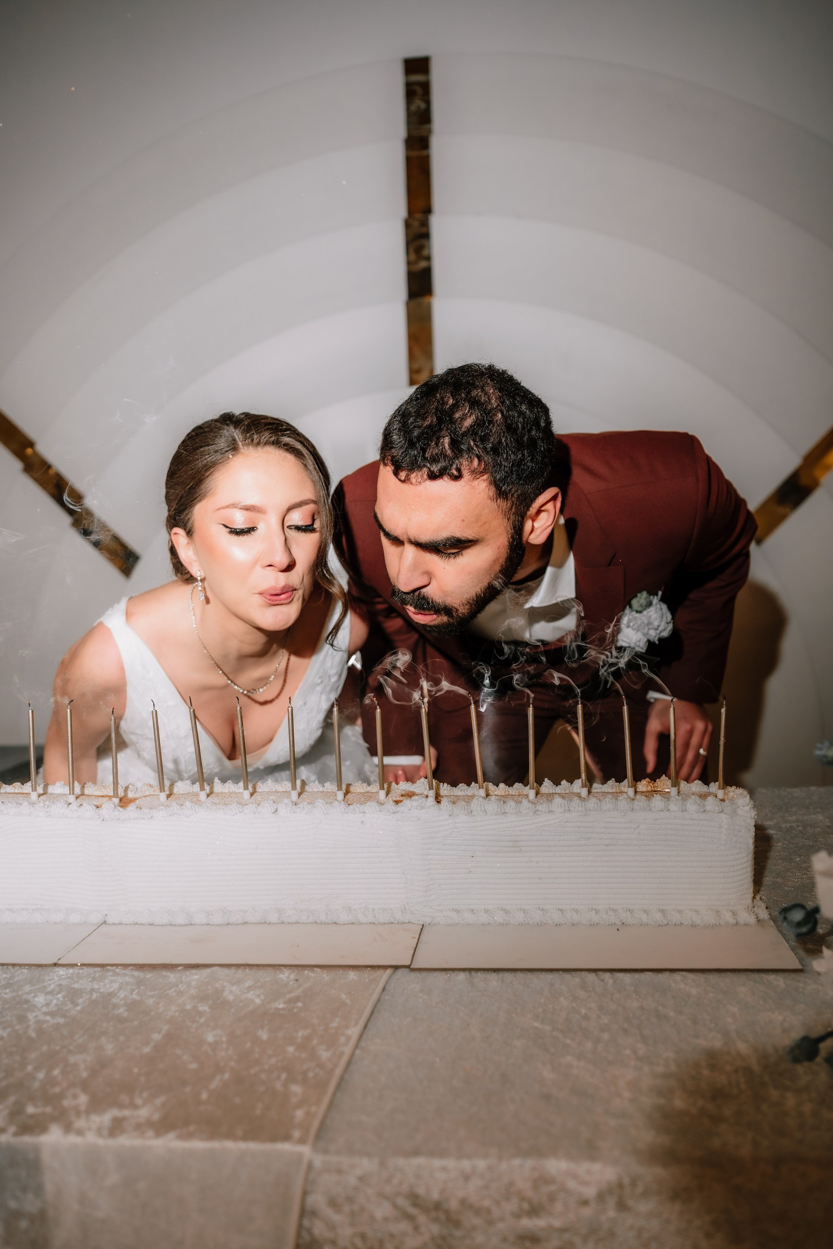 Hochzeitstorte mit Kerzen bei der Hochzeit von Vanessa und Tahar im The Eventery fotografiert von Anna Saribekyan