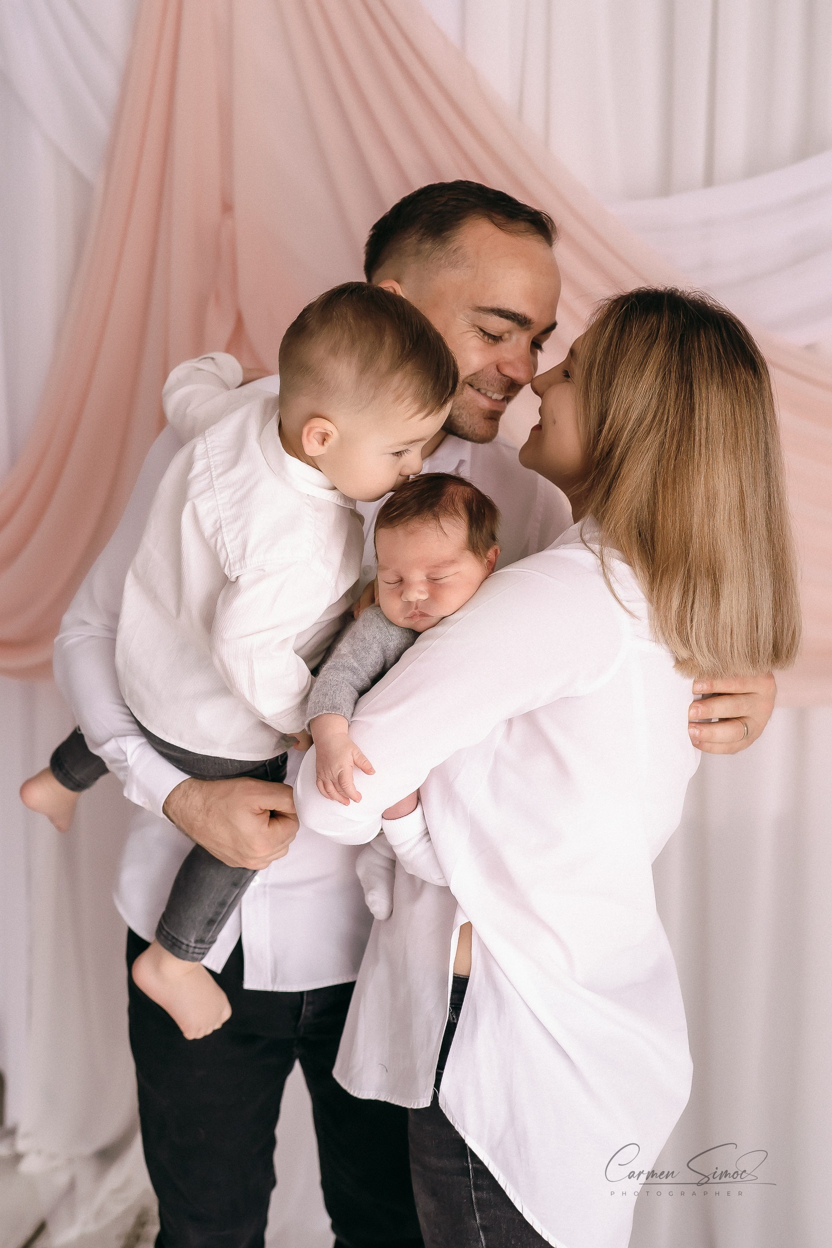 Servicii foto. Fotograf de familie, evenimente, produs și brand personal în Zalau, Cluj-Napoca Carmen Simoc