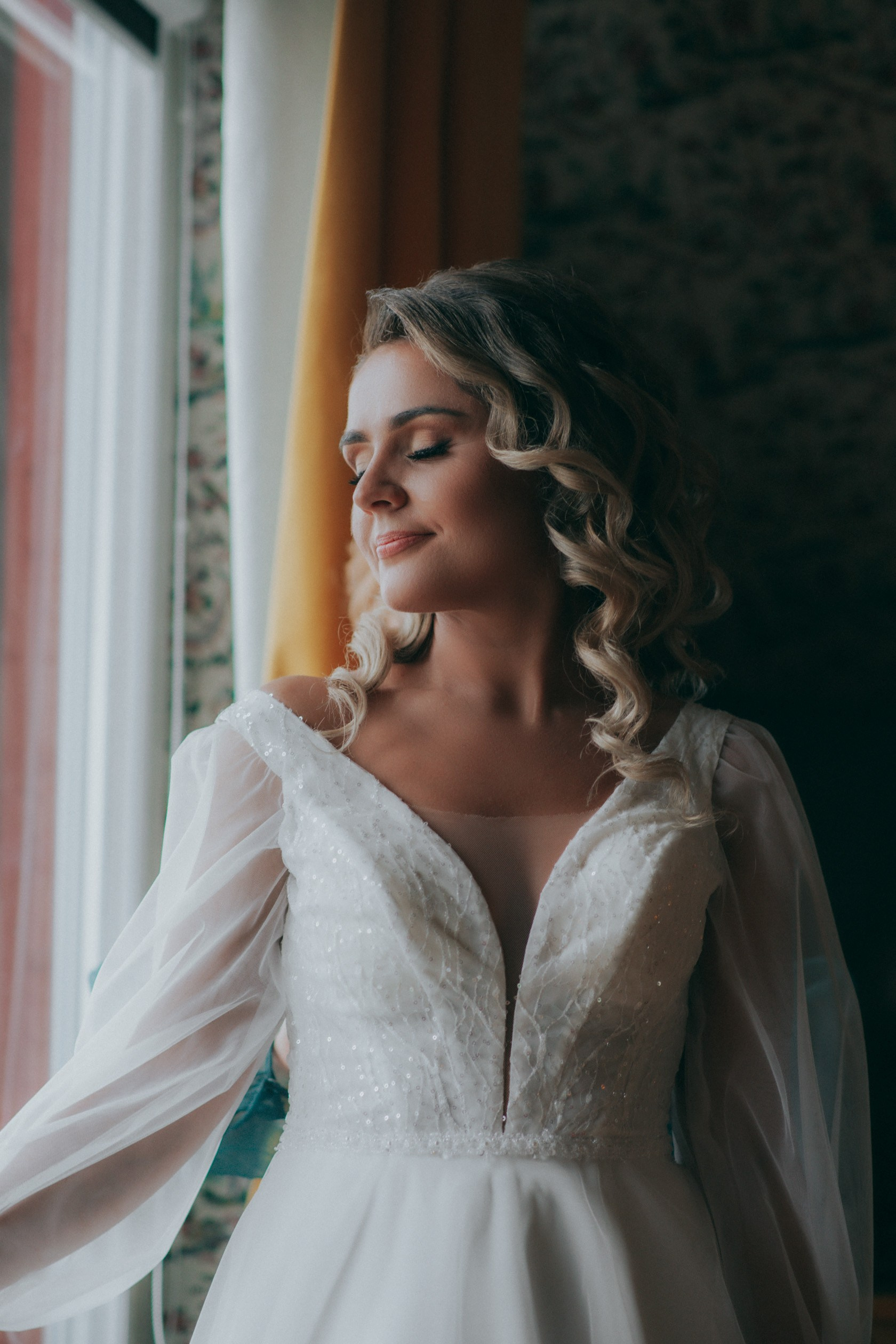 Vestuvių fotosesija, pasiruošimas, Vestuvių pasiruošimo fotografavimas. Vestuvių fotografas Vilnius Trakai kaina vestuvių fotografavimas fotografė personal.lt photogrpahy kainos jaunoji jaunikis nuotaka santuoka vestuvės, profesionali natūrali meninė reportažinė klasikinė fotosesija