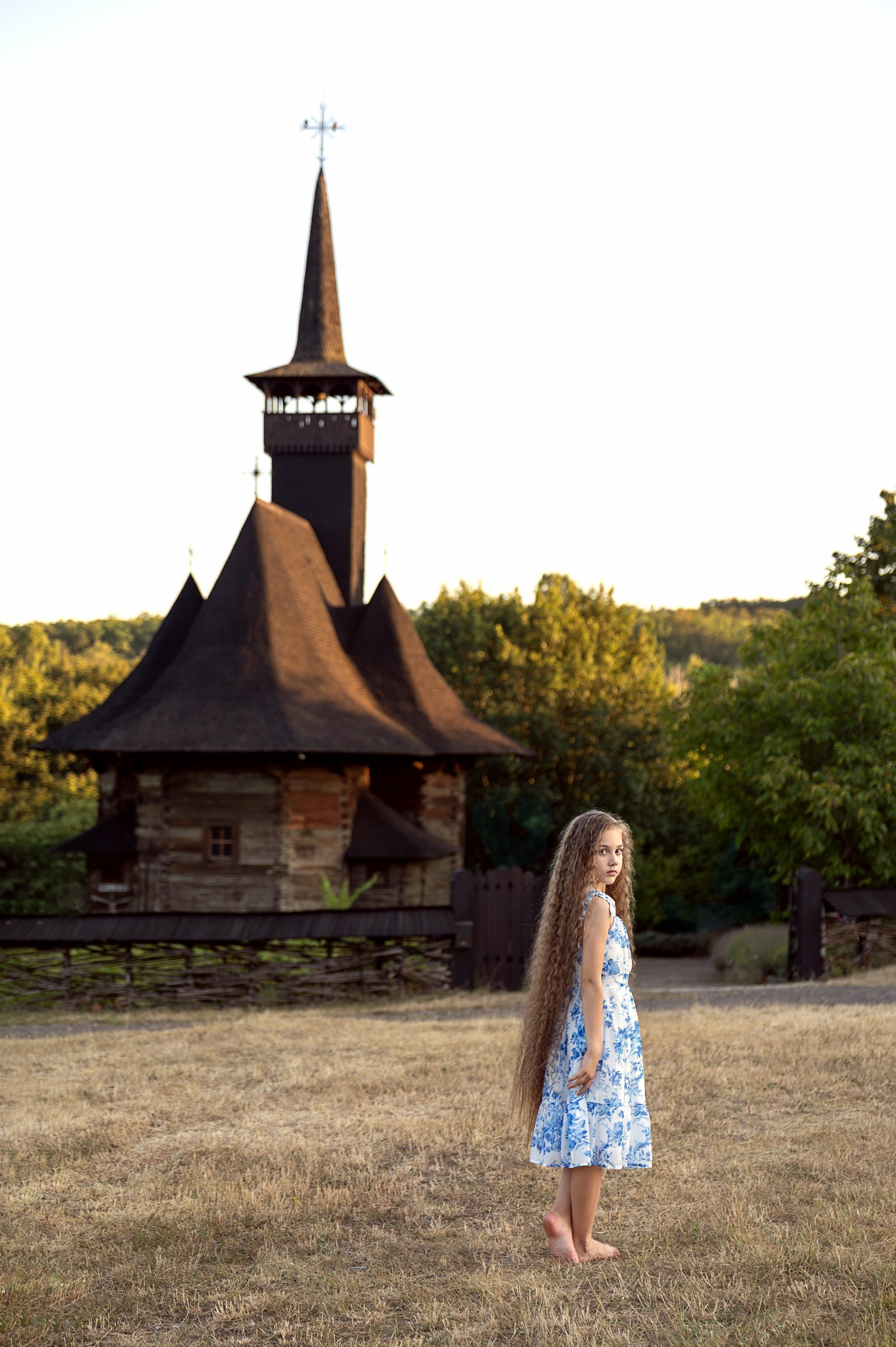 Летняя фотосессия у старинной деревянной церкви, фотограф Ольга Врабий.