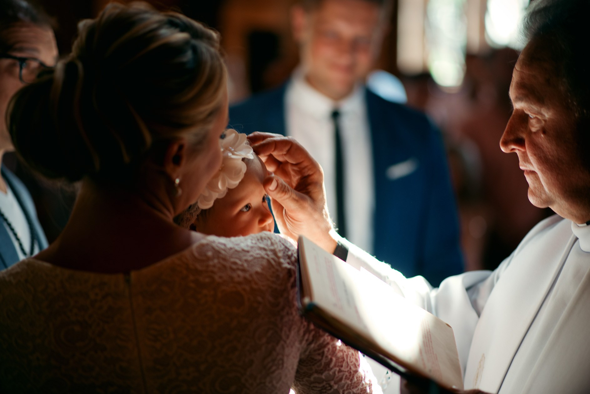 Krikštynos, krikštas, krikštynų fotosesija, ceremonija, bažnyčia krikštynų pasiruošimo fotografavimas. Krikštynų fotografas Vilnius Trakai kaina krikštynų fotografavimas fotografė personal.lt photogrpahy kainos šeima, vaikai profesionali natūrali meninė reportažinė klasikinė fotosesija, krikštynų fotosesija gamtoje