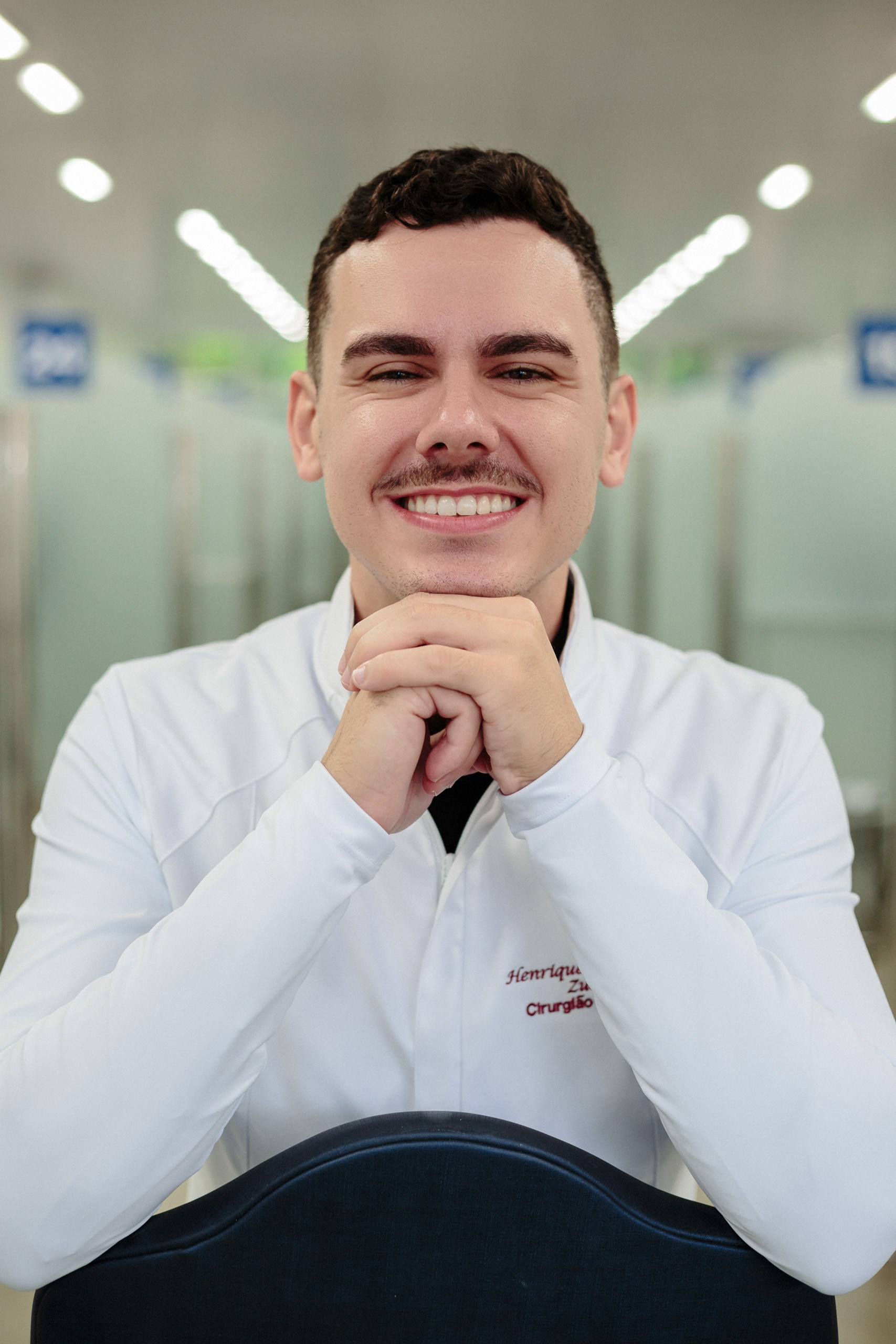 Fotografia de ensaio de formatura em estúdio e clinica de dentista para o Henrique em Itajaí