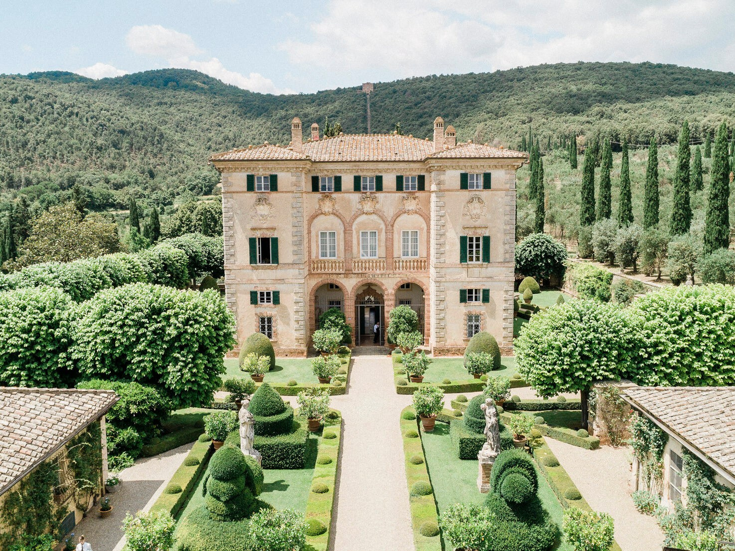 The Ultimate Guide to an Editorial Tuscany Villa Wedding: Capturing Romance in the Val d’Orcia. Fotograf de nuntă Alex Pasarelu