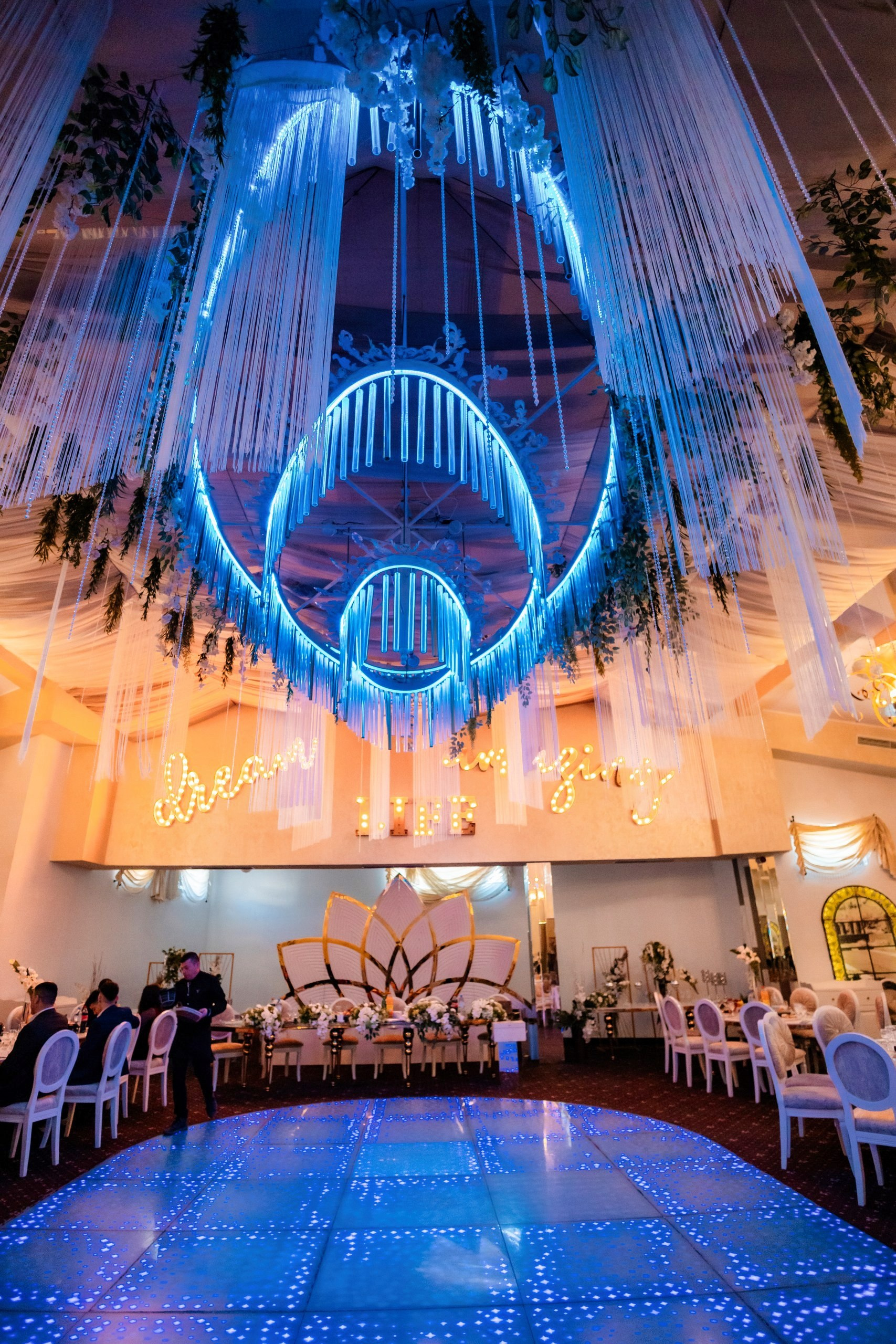 Fotograf nuntă Târgu Neamț – Samuel și Roxana, fotografie autentică realizată de AlinoFotoStudio 2. Fotograf nuntă Iași, Bacău, Suceava și Botoșani – Alin Chirilă surprinzând momente reale de nuntă 3. Fotografie de nuntă cu emoție și credință – AlinoFotoStudio, fotograf povestitor 4. Fotograf profesionist nuntă în Moldova – cadre naturale și pline de emoție 5. Alin Chirilă fotograf nuntă – poveste reală surprinsă prin fotografie 6. Fotograf nuntă cu stil documentar – momente autentice din ziua nunții Pregătiri mireasă acasă – fotografie naturală realizată de Alin Chirilă fotograf nuntă 8. Detalii din ziua nunții – fotograf nuntă Iași și Botoșani, AlinoFotoStudio 9. Emoții din dimineața nunții – fotograf profesionist Moldova 10. Cadre autentice din pregătiri – fotograf nuntă Suceava și Bacău Ceremonie religioasă nuntă – moment emoționant surprins de fotograf Alin Chirilă 12. Nuntă cu valori creștine – fotografie din biserică realizată cu discreție 13. Rugăciune și emoție în ziua nunții – fotograf nuntă Târgu Neamț 14. Legământ în fața lui Dumnezeu – fotografie de nuntă autentică 15. Fotograf nuntă biserică – momente sincere și pline de semnificație Petrecere de nuntă – cadre naturale realizate de AlinoFotoStudio 17. Bucurie și dans la nuntă – fotograf nuntă Iași și împrejurimi 18. Momente autentice de la restaurant – fotograf nuntă Bacău Suceava 19. Atmosferă de nuntă surprinsă discret – Alin Chirilă fotograf -AlinoFotoStudio – fotograf nuntă cu abordare naturală și emoțională 21. Alin Chirilă fotograf – povestitor prin fotografie de nuntă 22. Fotograf nuntă în Moldova – stil documentar și autentic 23. Fotografie de nuntă sinceră și elegantă – AlinoFotoStudio- Fotograf nuntă Iași Bacău Suceava Botoșani – Alin Chirilă AlinoFotoStudio 26. Fotograf nuntă Târgu Neamț și Moldova – fotografie profesională de eveniment 27. Fotograf nuntă cu valori creștine și stil documentar – AlinoFotoStudio - Alin Chirilă – AlinoFotoStudio Fotograf nuntă Iași • Bacău • Suceava • Botoșani - Samuel & Roxana, Târgu Neamț -Momente reale, trăite sincer și păstrate pentru totdeauna.