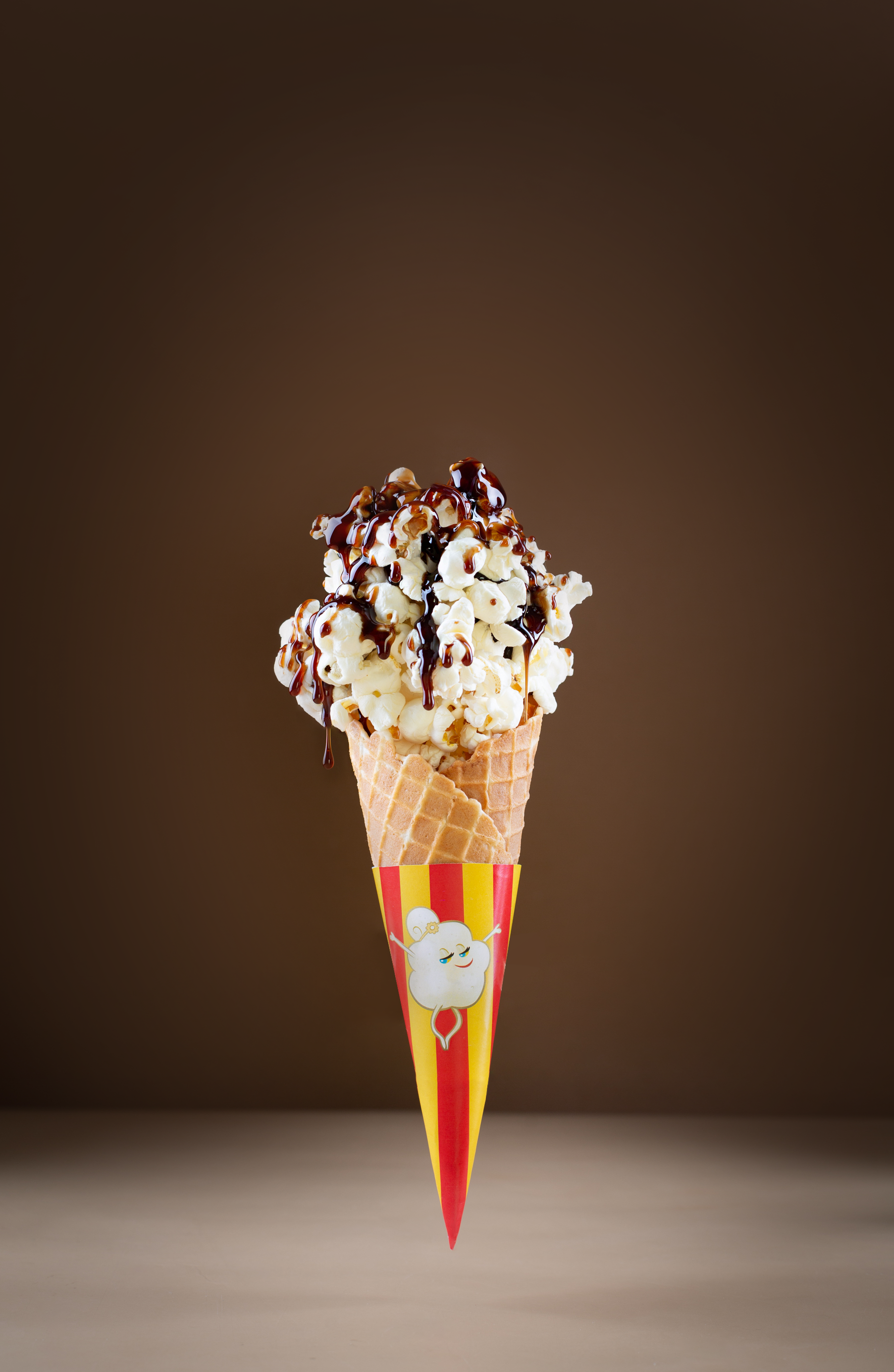 Delicioso sorvete com calda de chocolate. Foto creativa de pipoca para propaganda. Levitação que atrai atenção.