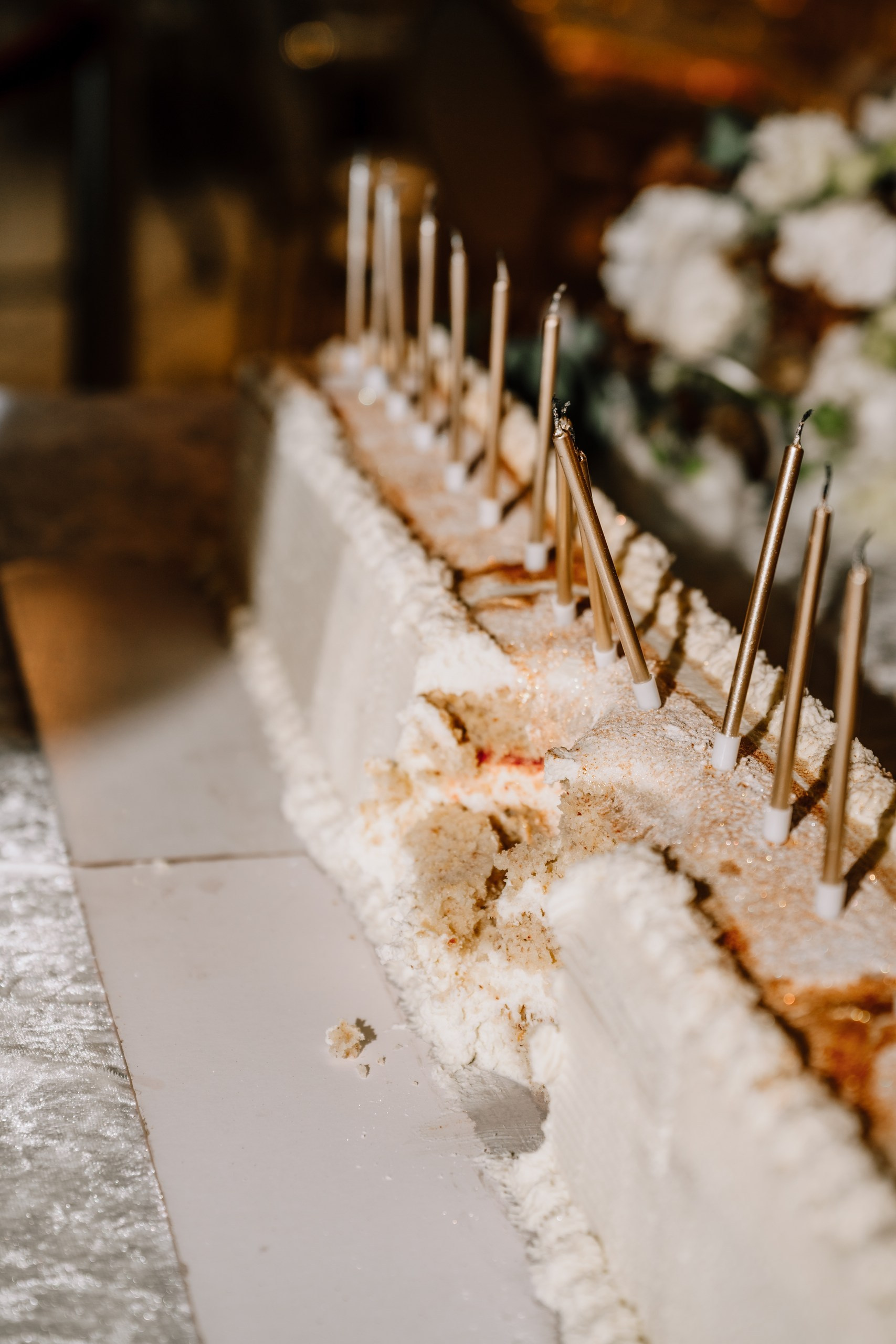 Elegante Hochzeitstorte von Vanessa und Tahar im The Eventery fotografiert von Hochzeitsfotografin Anna Saribekyan