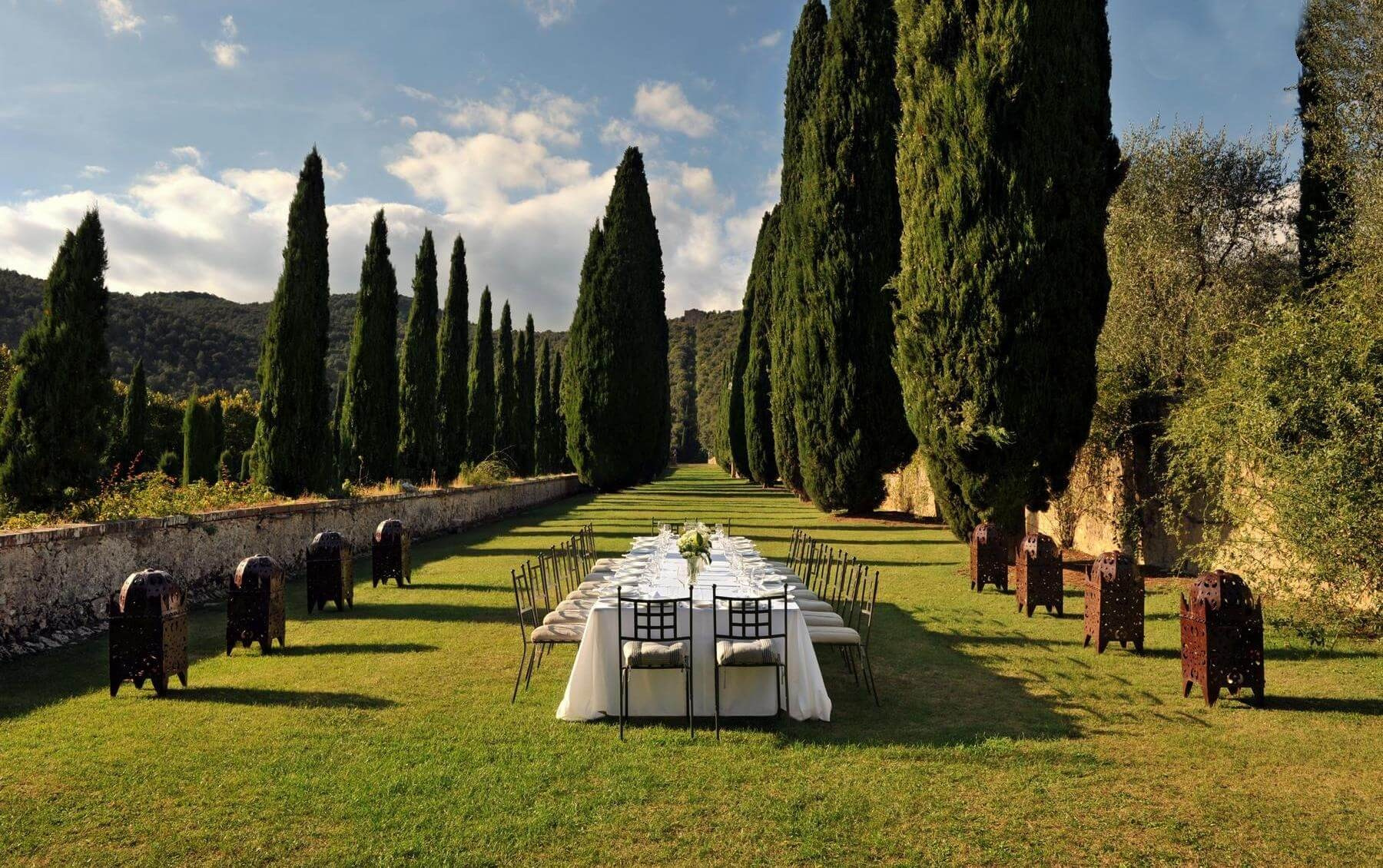 The Ultimate Guide to an Editorial Tuscany Villa Wedding: Capturing Romance in the Val d’Orcia. Fotograf de nuntă Alex Pasarelu