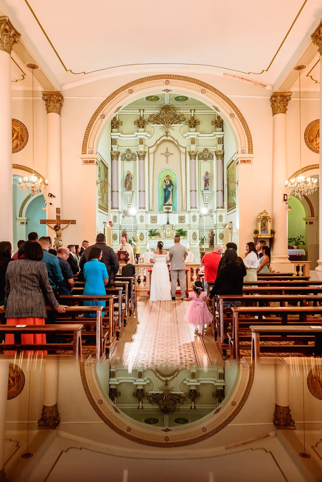 igreja com reflexos em casamento