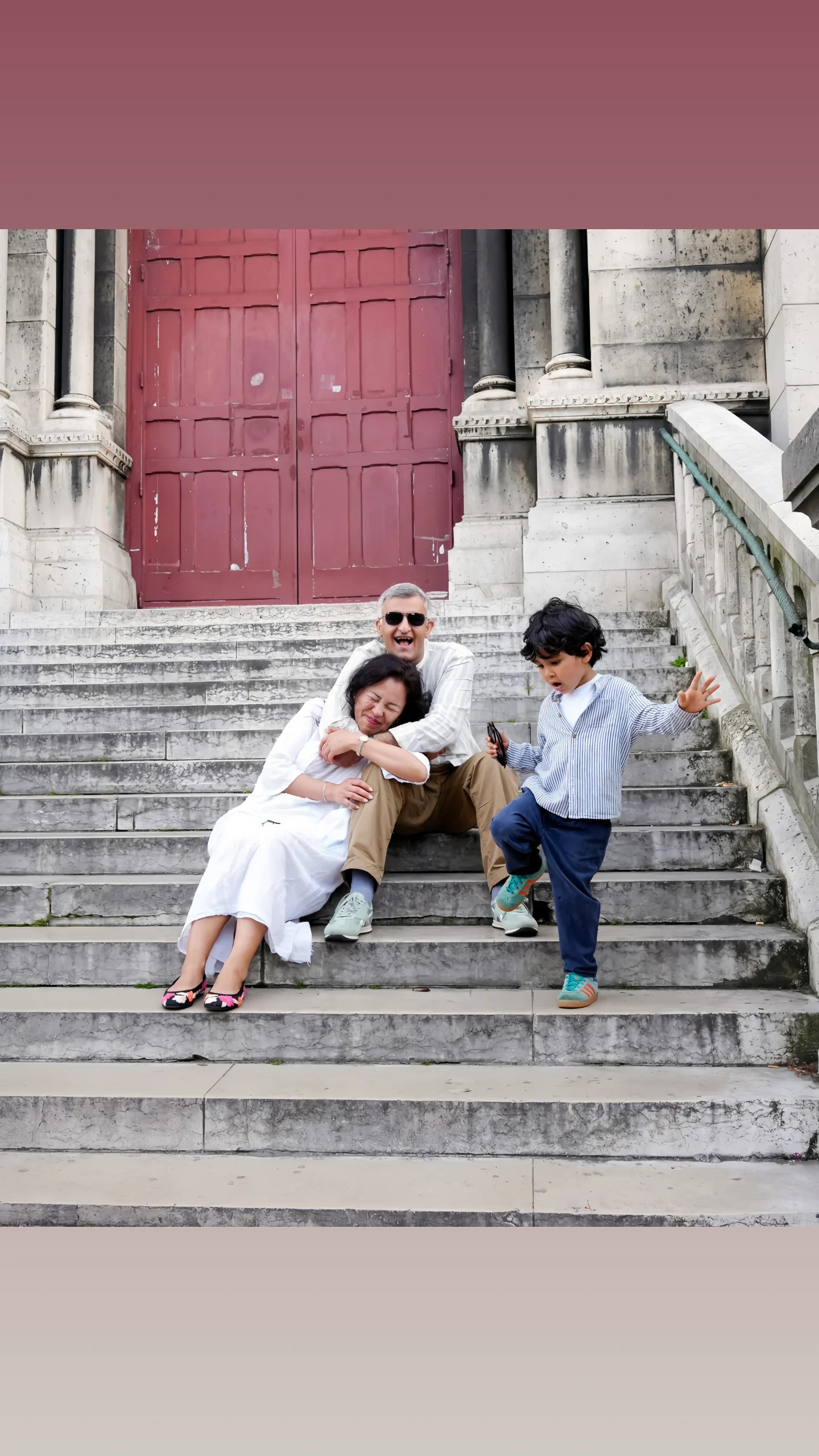 Family photoshoot in Paris. Alina Tagzieva- a photograper in Paris