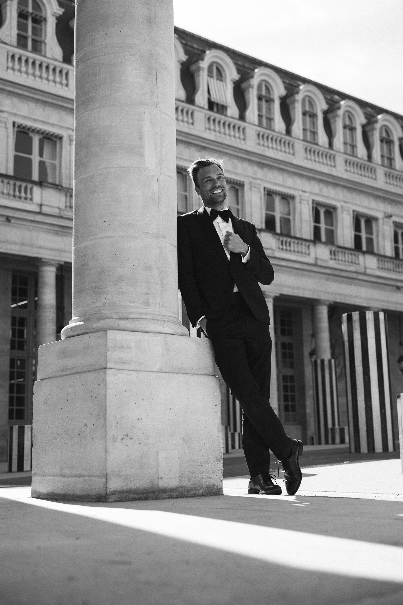 Bruid en bruidegom voor het Louvre tijdens elopement - Kapture Fotografie