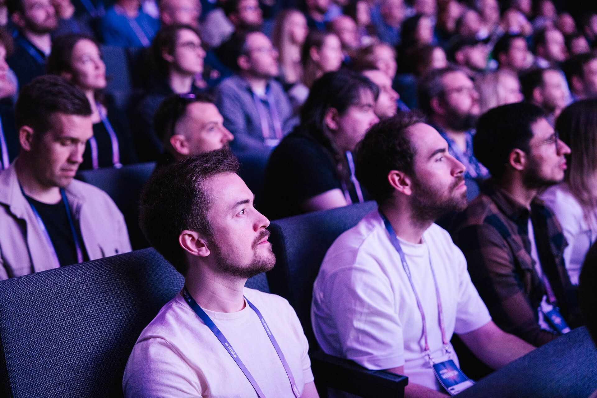Publikum hört auf einer Münchner Konferenz aufmerksam einer Keynote zu