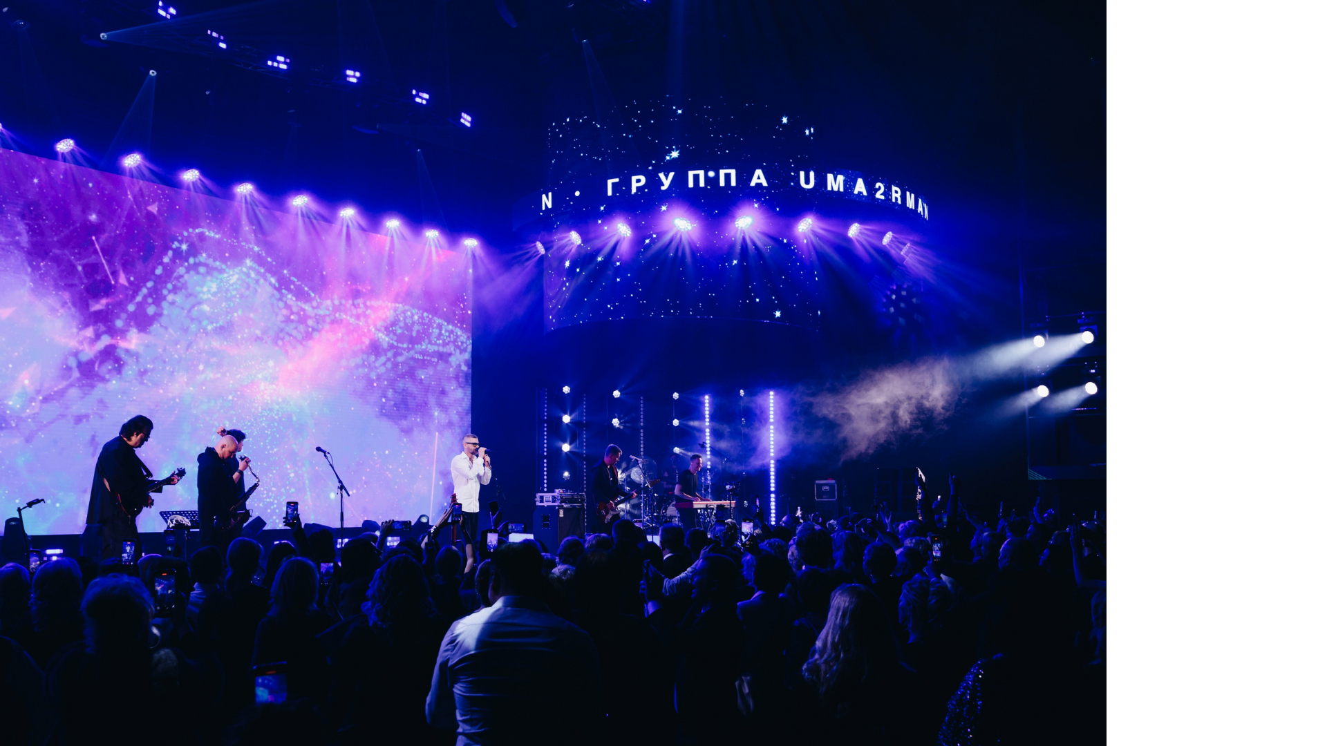 Сценический подиум и LED экран на мероприятии