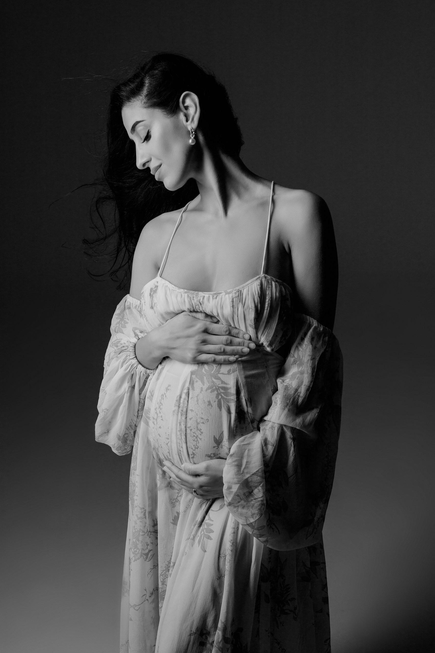 Ausgefallen babybauch-shooting. Shooting der Schwangerschaft im Studio auf weisen Hohlkehle. Heilbronn, Bad Rappenau, Stuttgart.