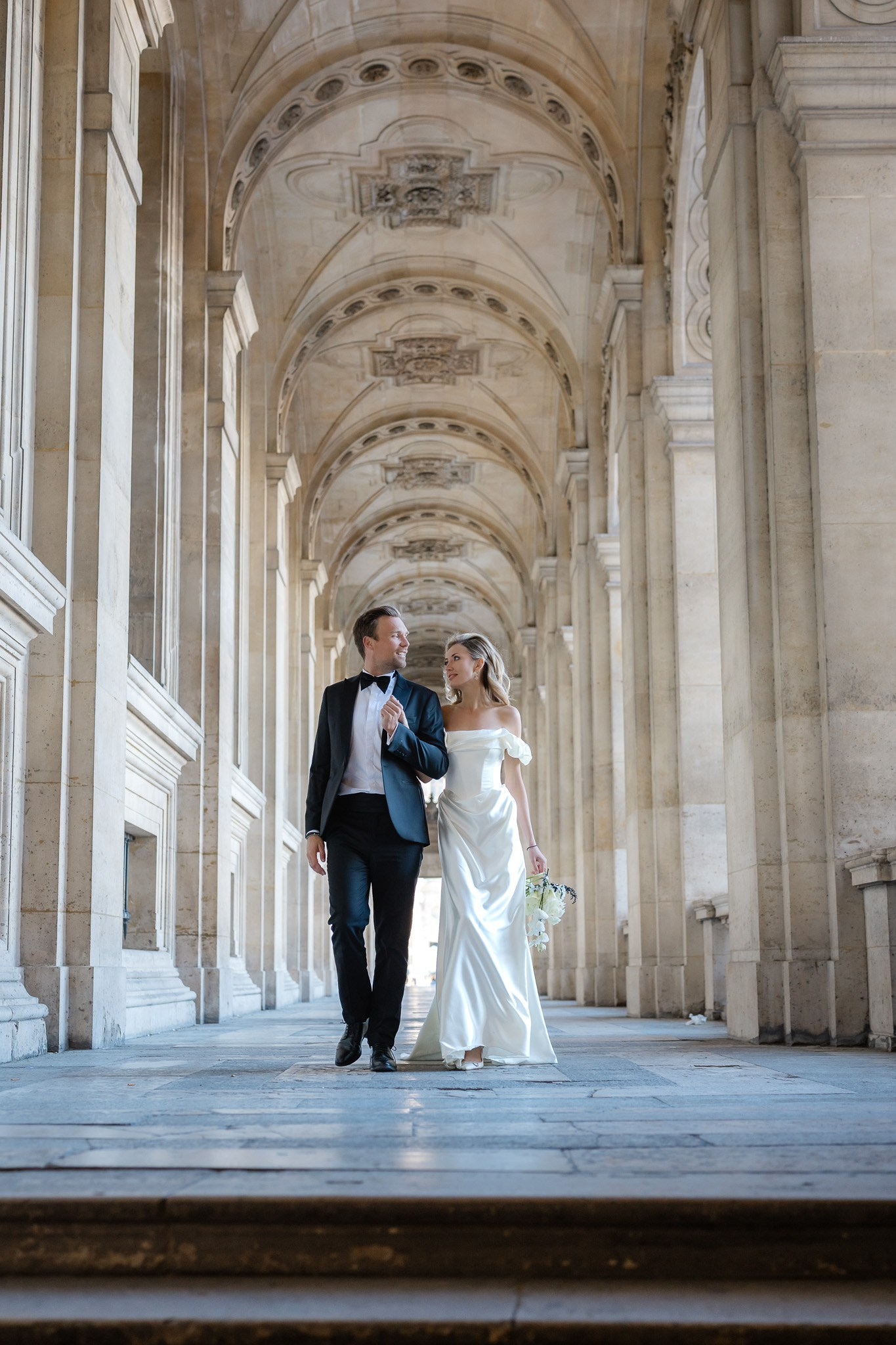 Elegante elopement shoot in Parijs met oldtimer en bruidspaar - Kapture Fotografie