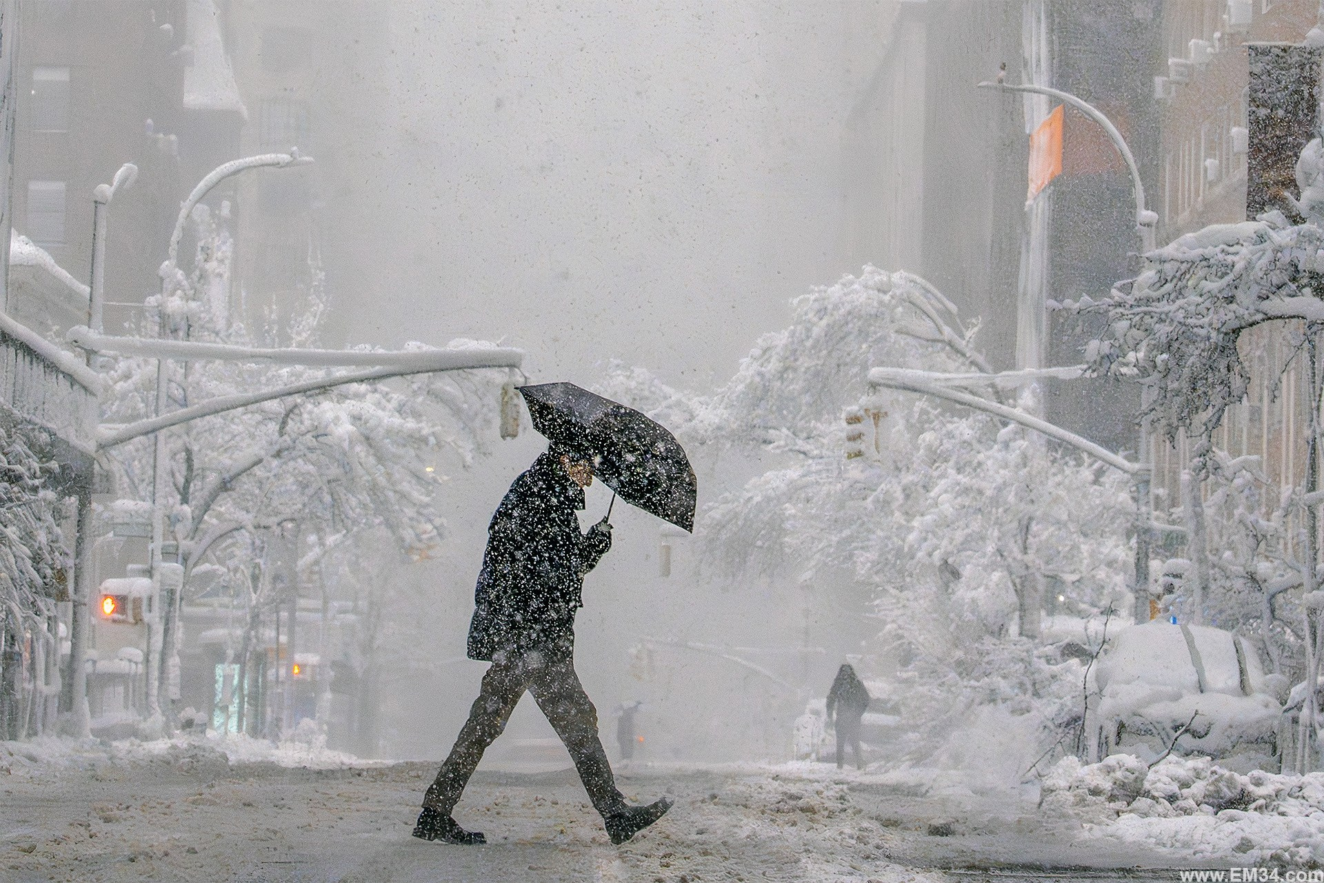 Blizzard in Manhattan, New York — two days ago. After 25 years here I braved the freezing storm to capture fairy-tale snow at iconic spots. Emin Kuliyev — Award-Winning Wedding Photojournalist NYC & USA | Best Wedding Photographer Known for Candid, Timeless Moments