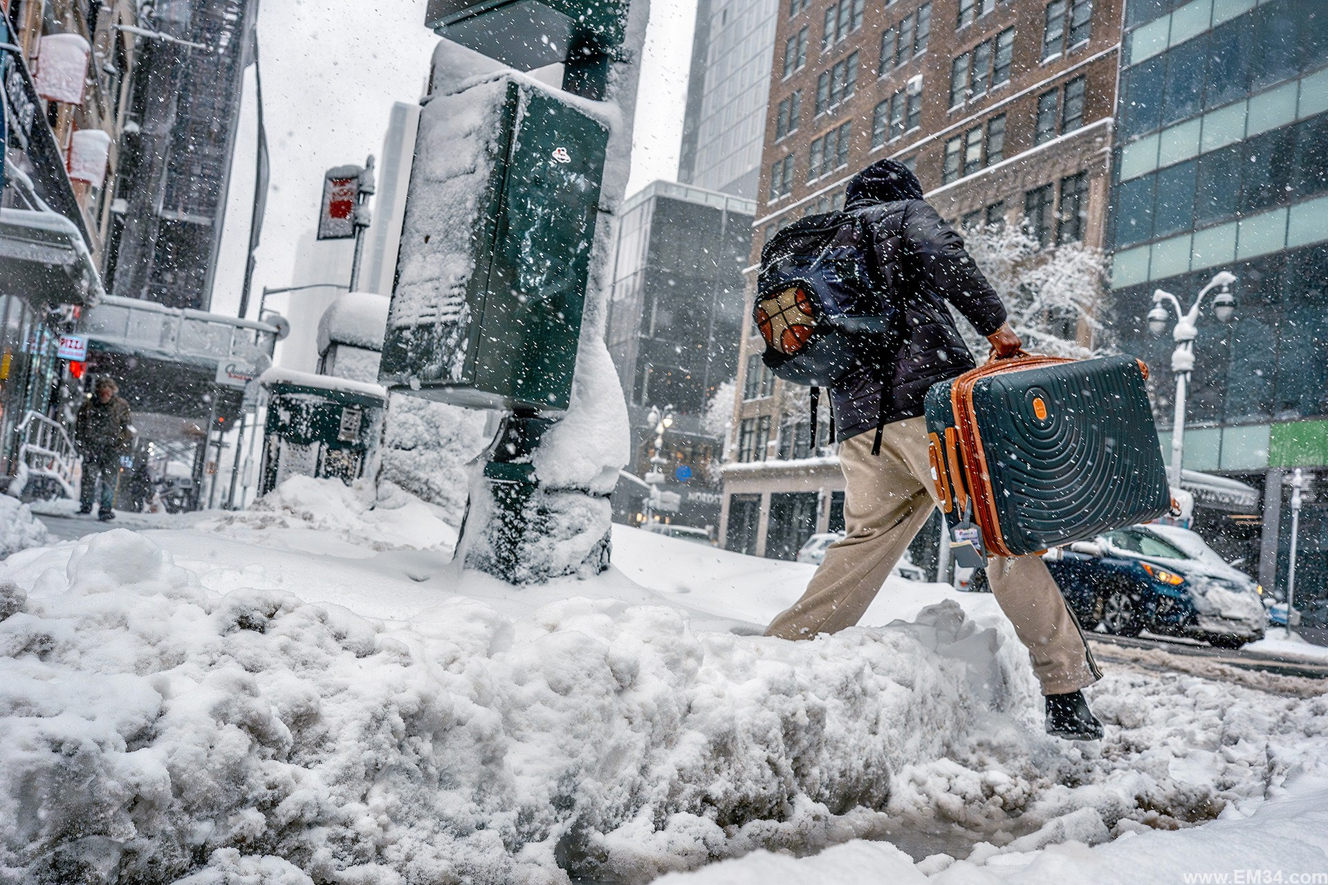 Two days after the blizzard, I walked from Central Park at 59th to Grand Central. Raw street photos of NYC quietly carrying on. Emin Kuliyev — Award-Winning Wedding Photojournalist NYC & USA | Best Wedding Photographer Known for Candid, Timeless Moments