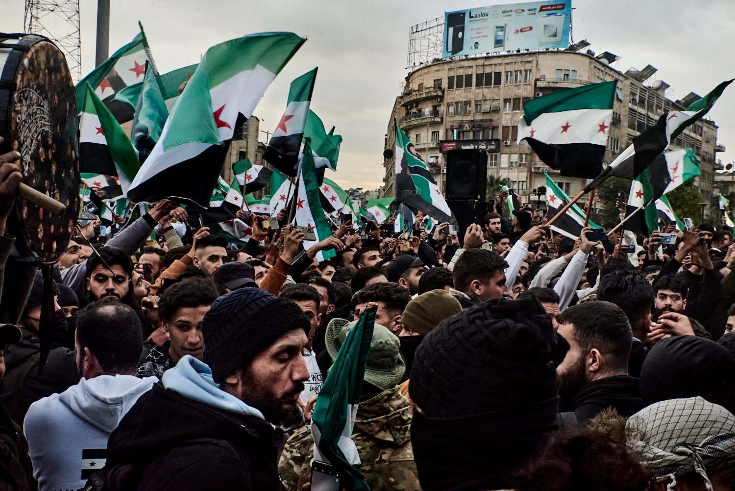 Alep, 21 décembre 2024 – À Alep, la deuxième ville du pays, comme à Damas, les Syriens continuent de se rassembler quotidiennement en brandissant le drapeau de la révolution, pour célébrer la chute de Bachar al-Assad, quelques semaines après la fuite du dictateur.