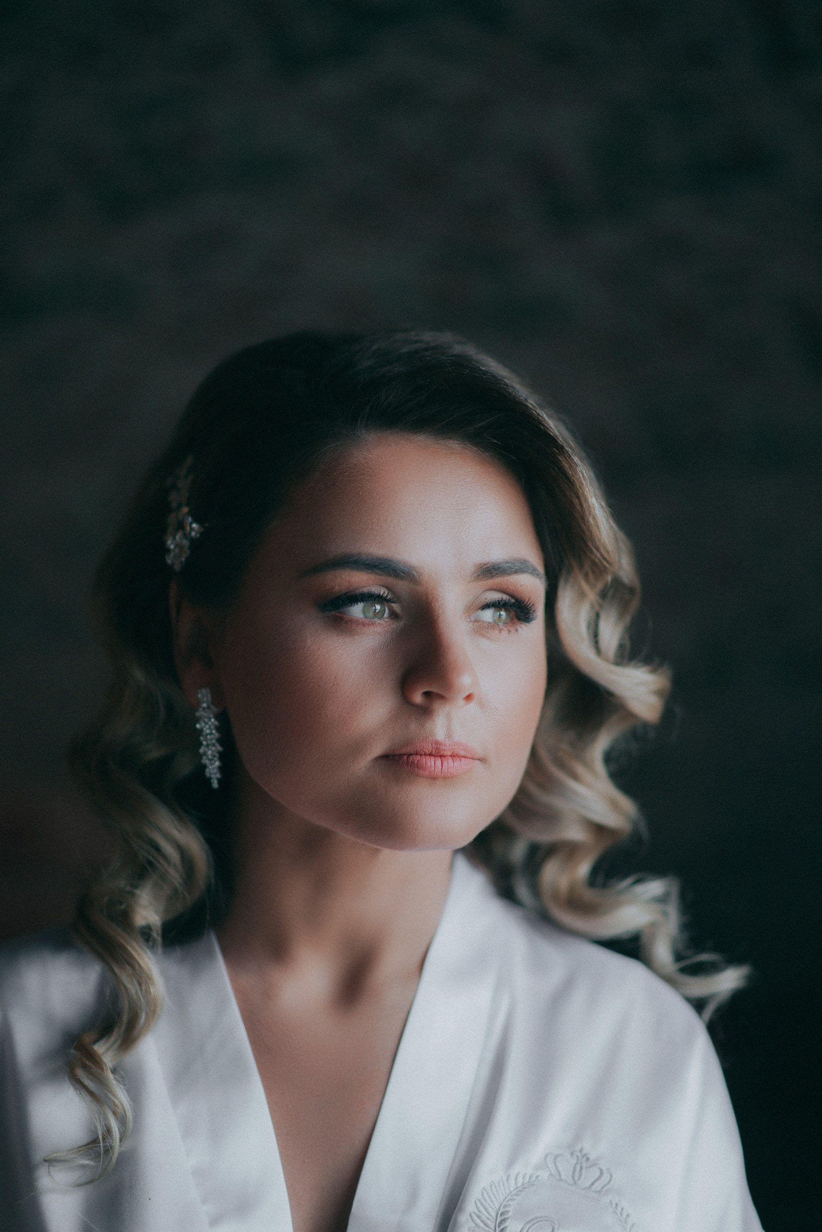 Vestuvių fotosesija, pasiruošimas, Vestuvių pasiruošimo fotografavimas. Vestuvių fotografas Vilnius Trakai kaina vestuvių fotografavimas fotografė personal.lt photogrpahy kainos jaunoji jaunikis nuotaka santuoka vestuvės, profesionali natūrali meninė reportažinė klasikinė fotosesija