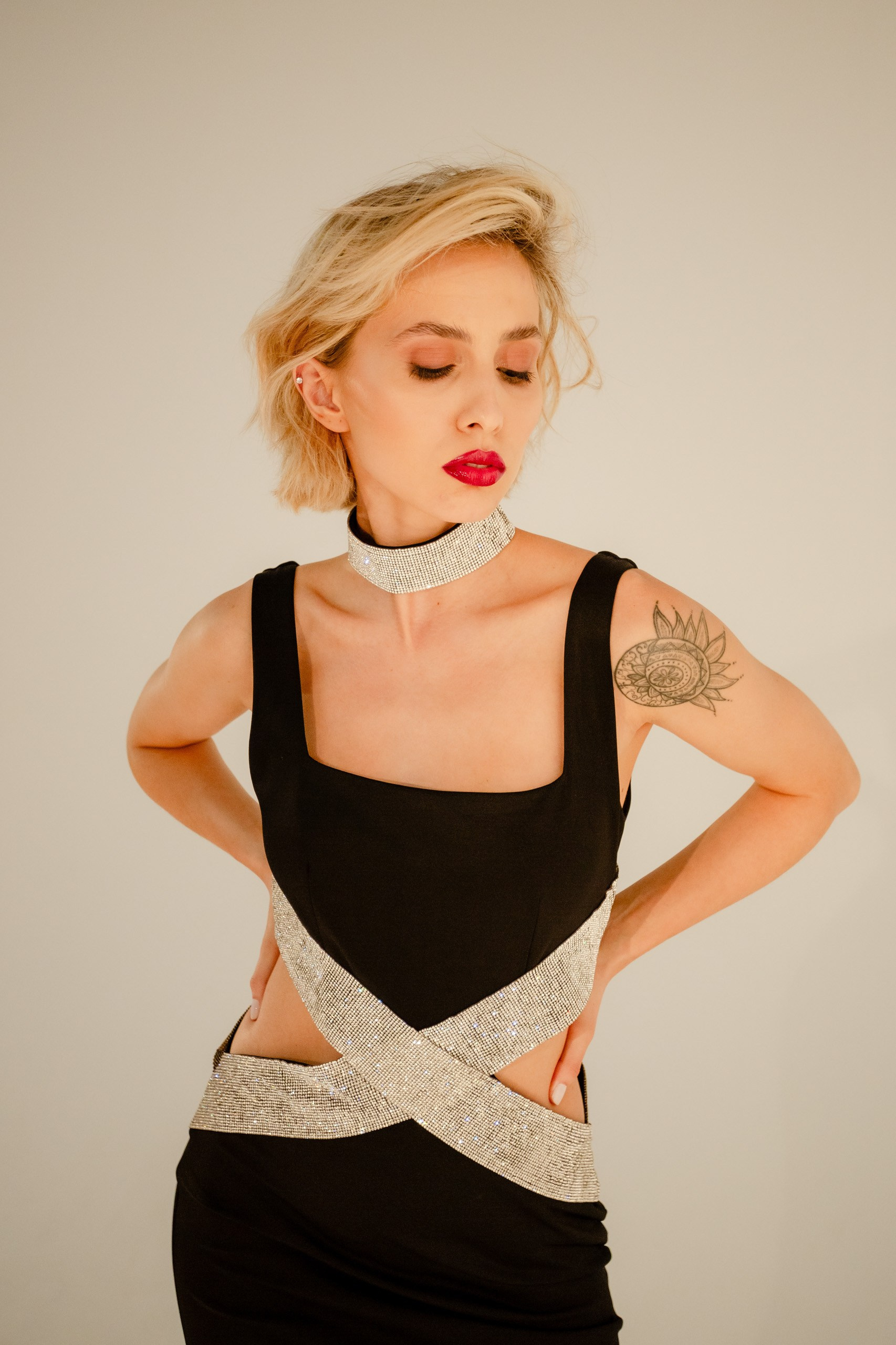 Fotografia de ensaio feminino em estúdio para editorial de moda em Balneário Camboriú