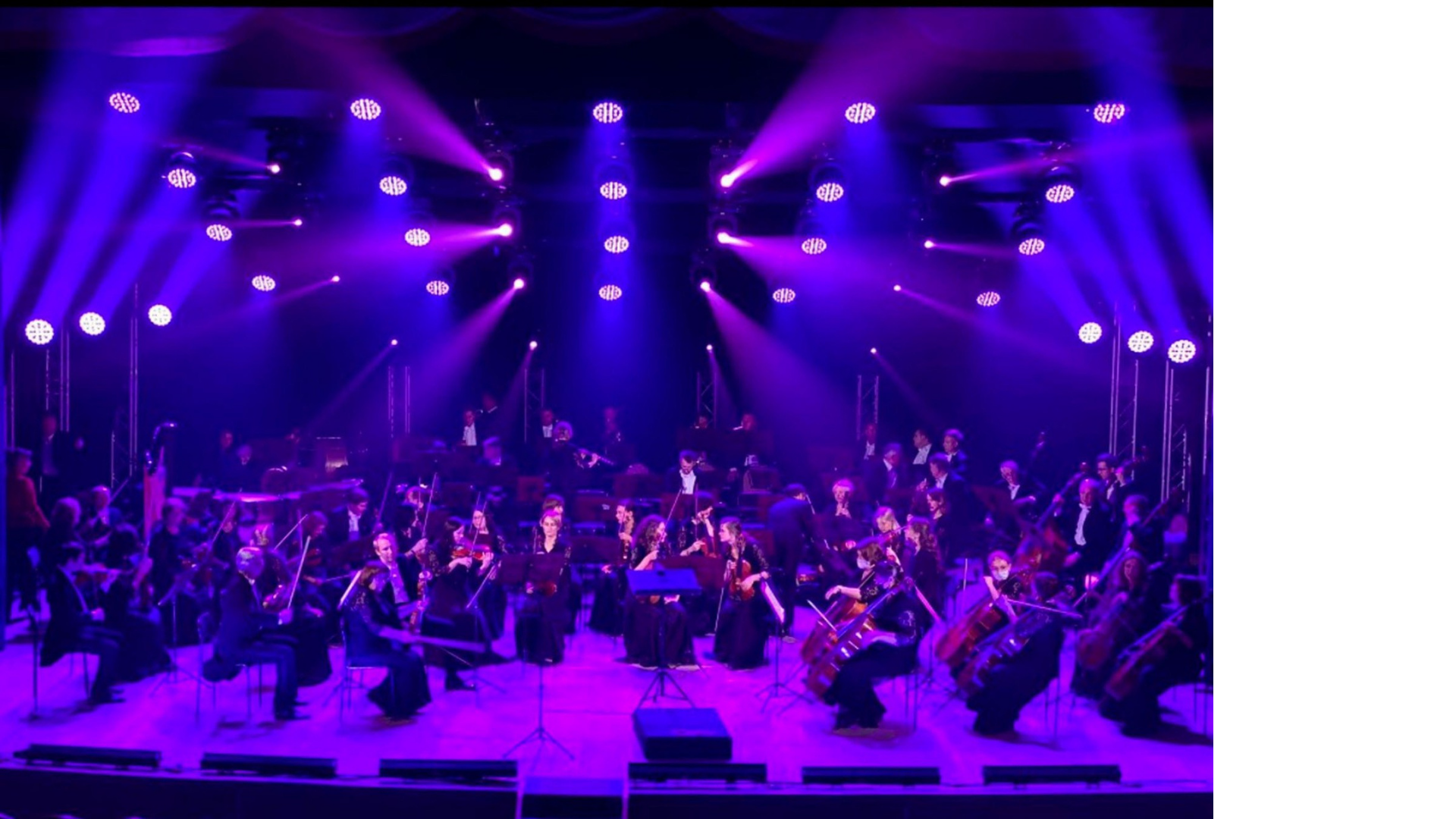 Световое оформление сцены во время фестиваля в Краснодарском крае