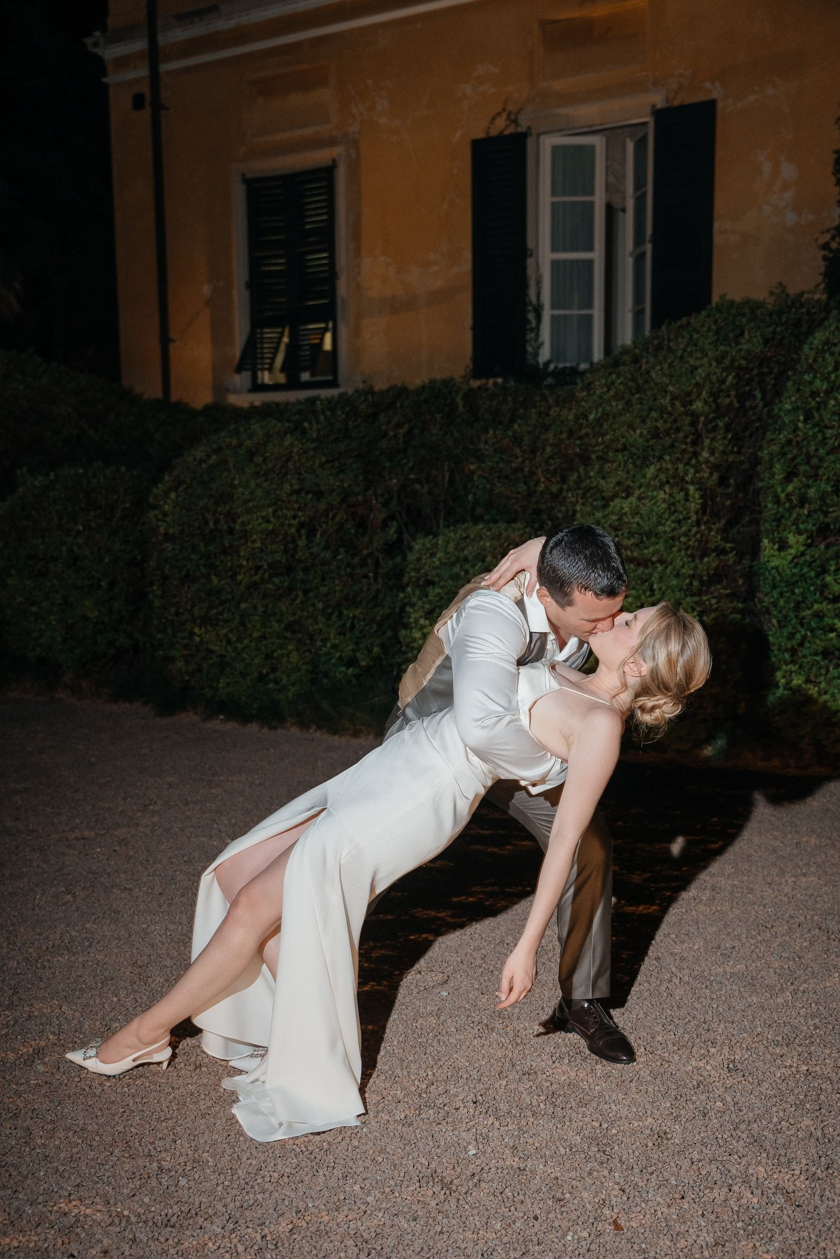 deep kiss of the couple at ville