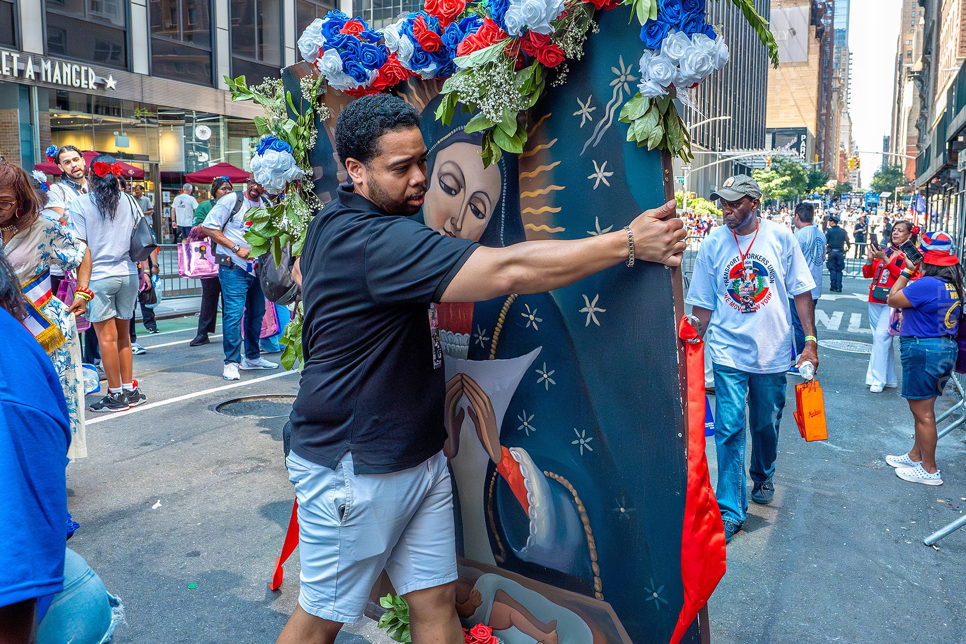 Dominican Day Parade NYC Photos — Sony A9 III + 16-35mm GM Lens Capturing 42nd to 55th Street in Stunning Street Photography. Emin Kuliyev — Award-Winning Wedding Photojournalist NYC & USA | Best Wedding Photographer Known for Candid, Timeless Moments