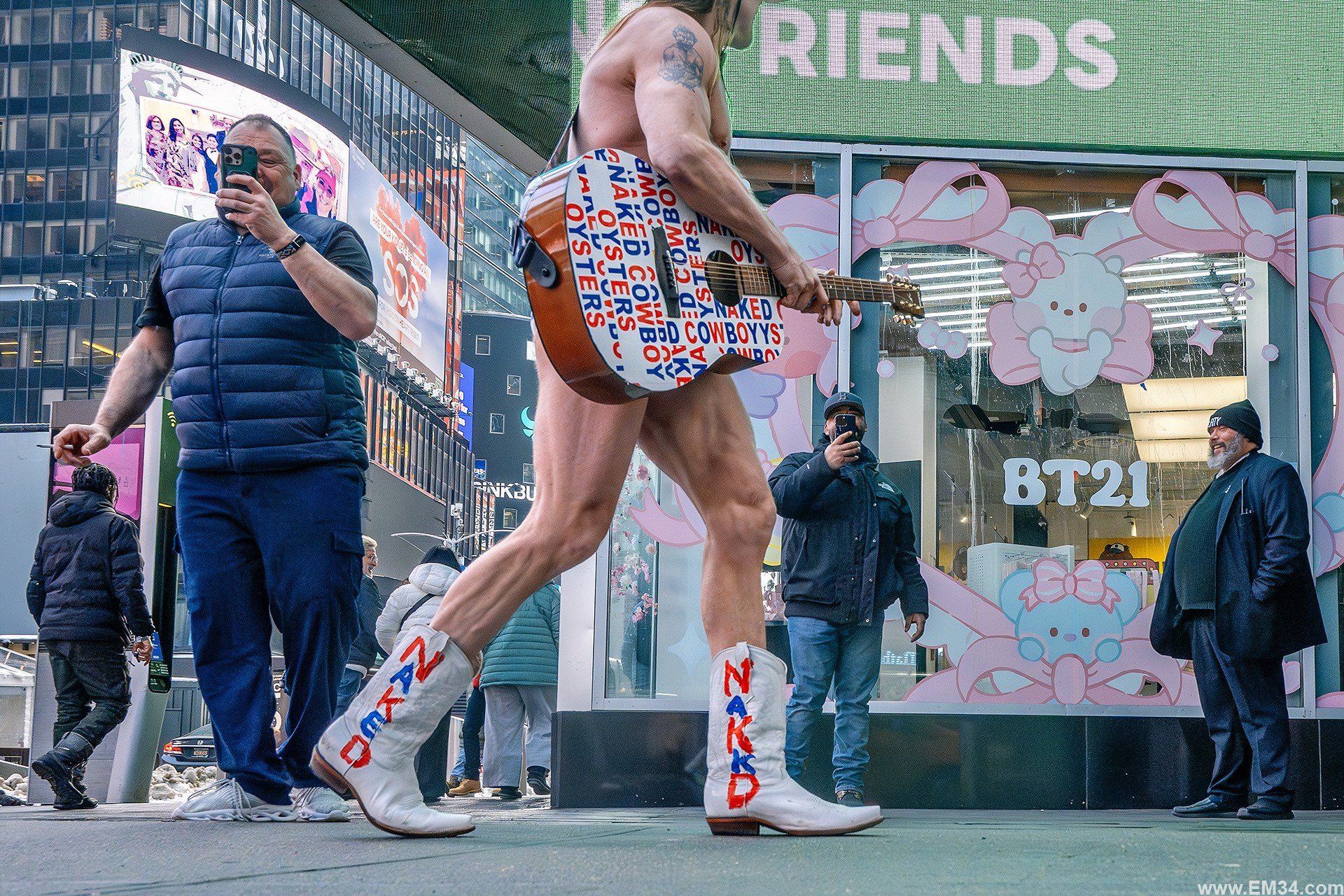 Two days after the blizzard, I walked from Central Park at 59th to Grand Central. Raw street photos of NYC quietly carrying on. Emin Kuliyev — Award-Winning Wedding Photojournalist NYC & USA | Best Wedding Photographer Known for Candid, Timeless Moments