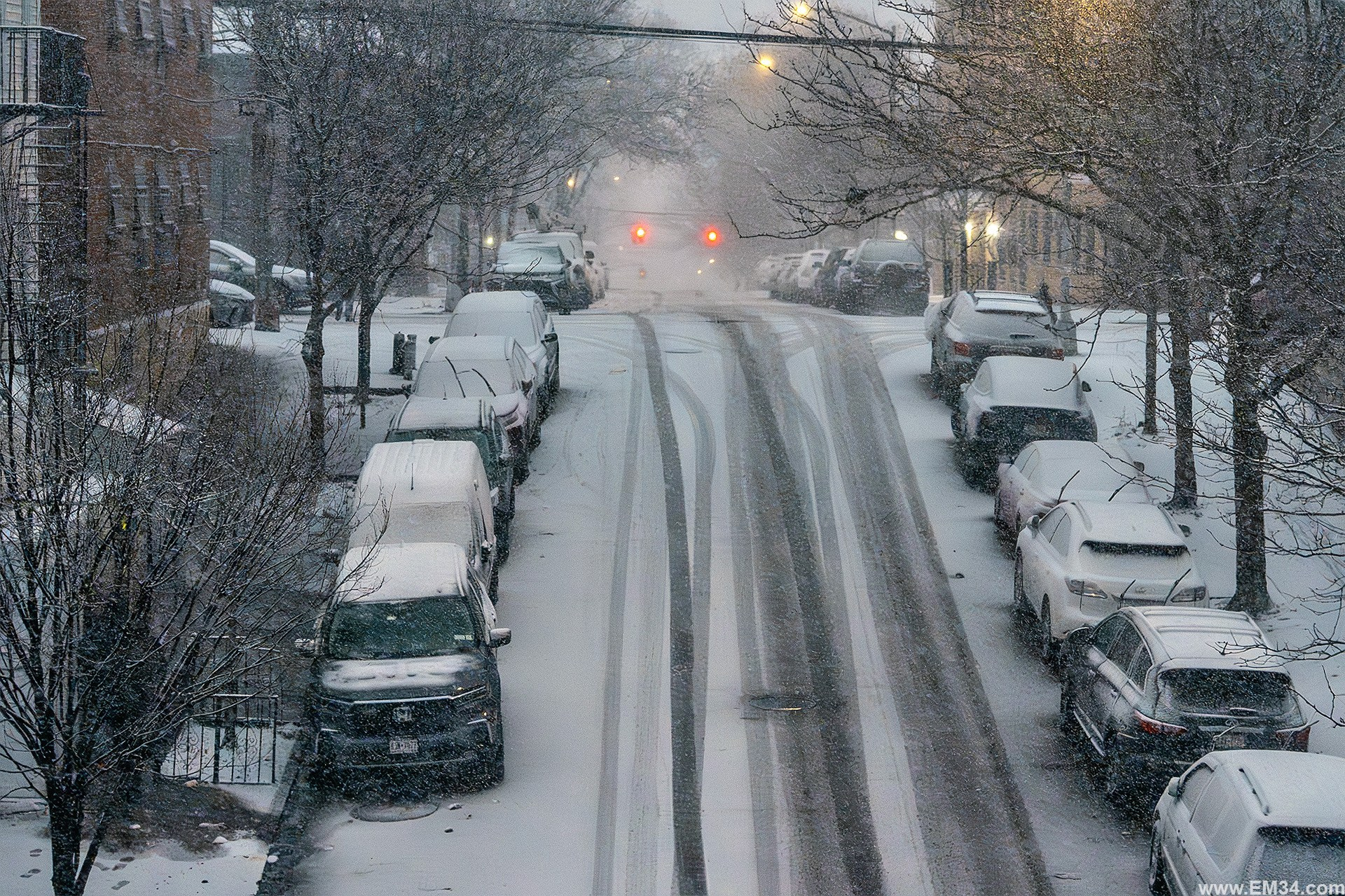 Manhattan Snowfall Street Photography — Wall Street to Brooklyn Bridge, Quiet Winter Mood Before NYC Snowstorm. Emin Kuliyev — Award-Winning Wedding Photojournalist NYC & USA | Best Wedding Photographer Known for Candid, Timeless Moments