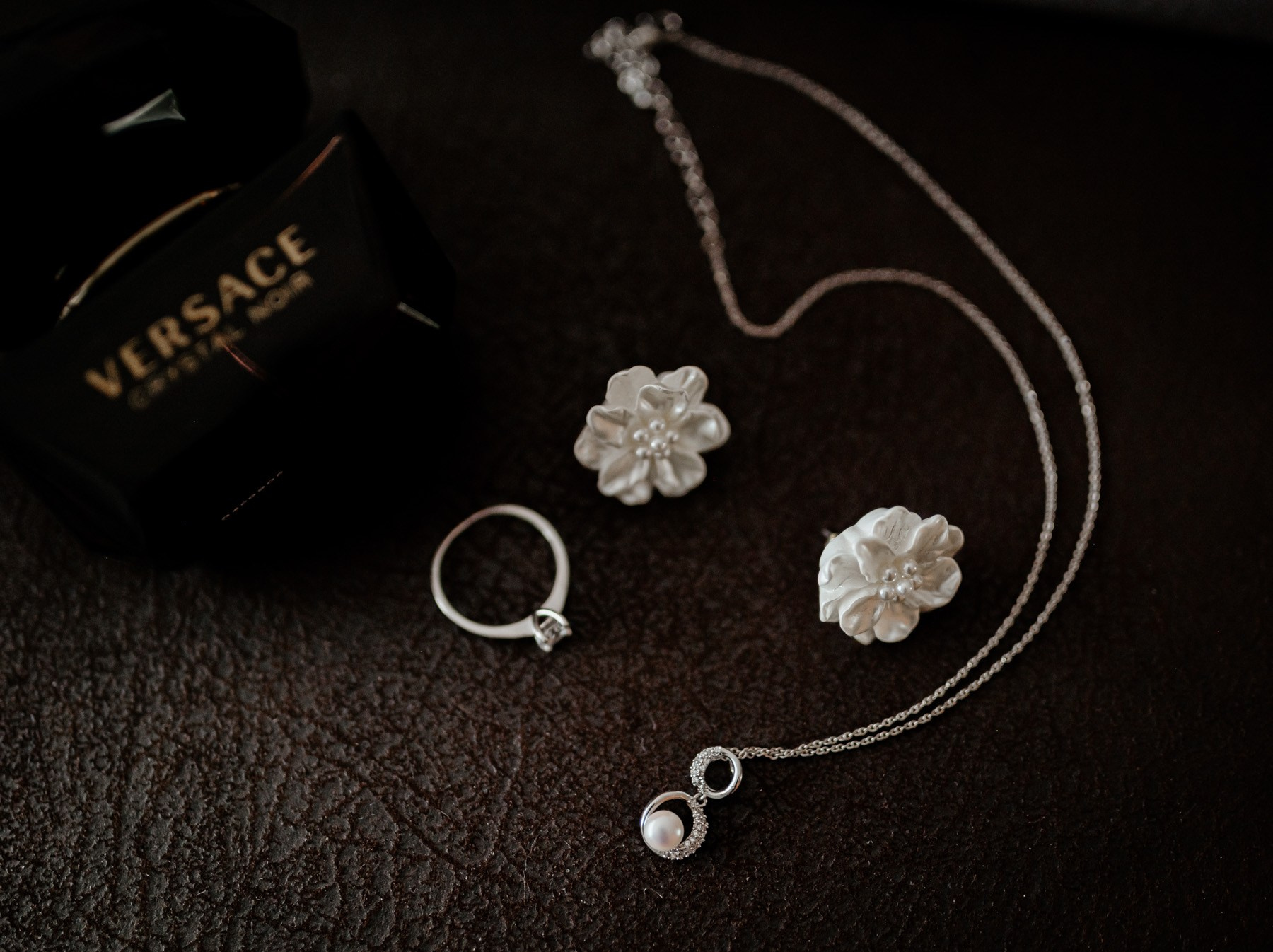 Brautschmuck im Detail, Hochzeitsreportage Brückenbaron