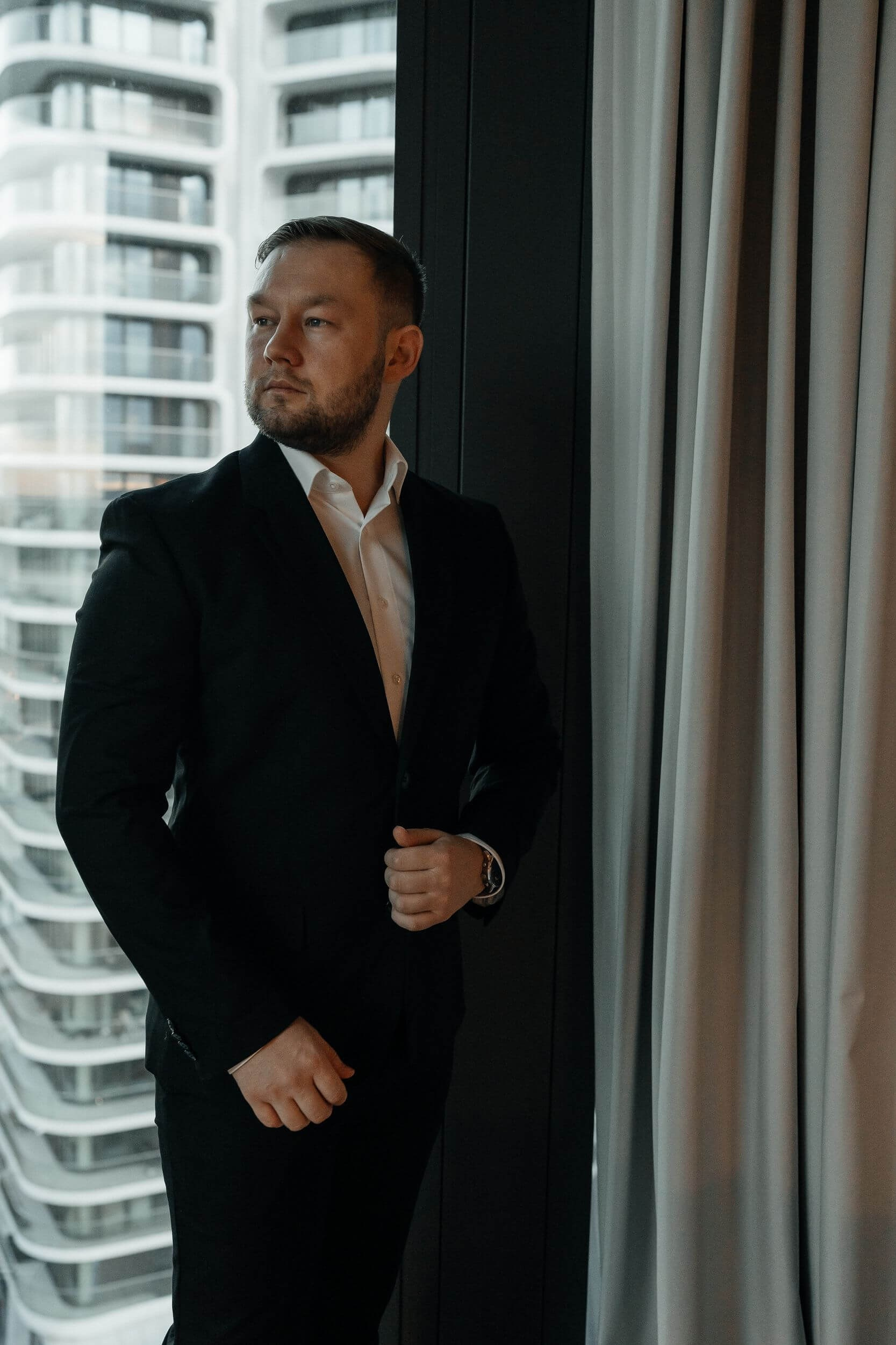 groom with skyline view