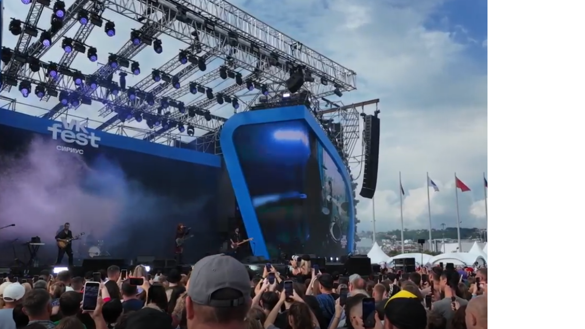 Фестиваль с масштабным световым оформлением в Сириусе ВКфест