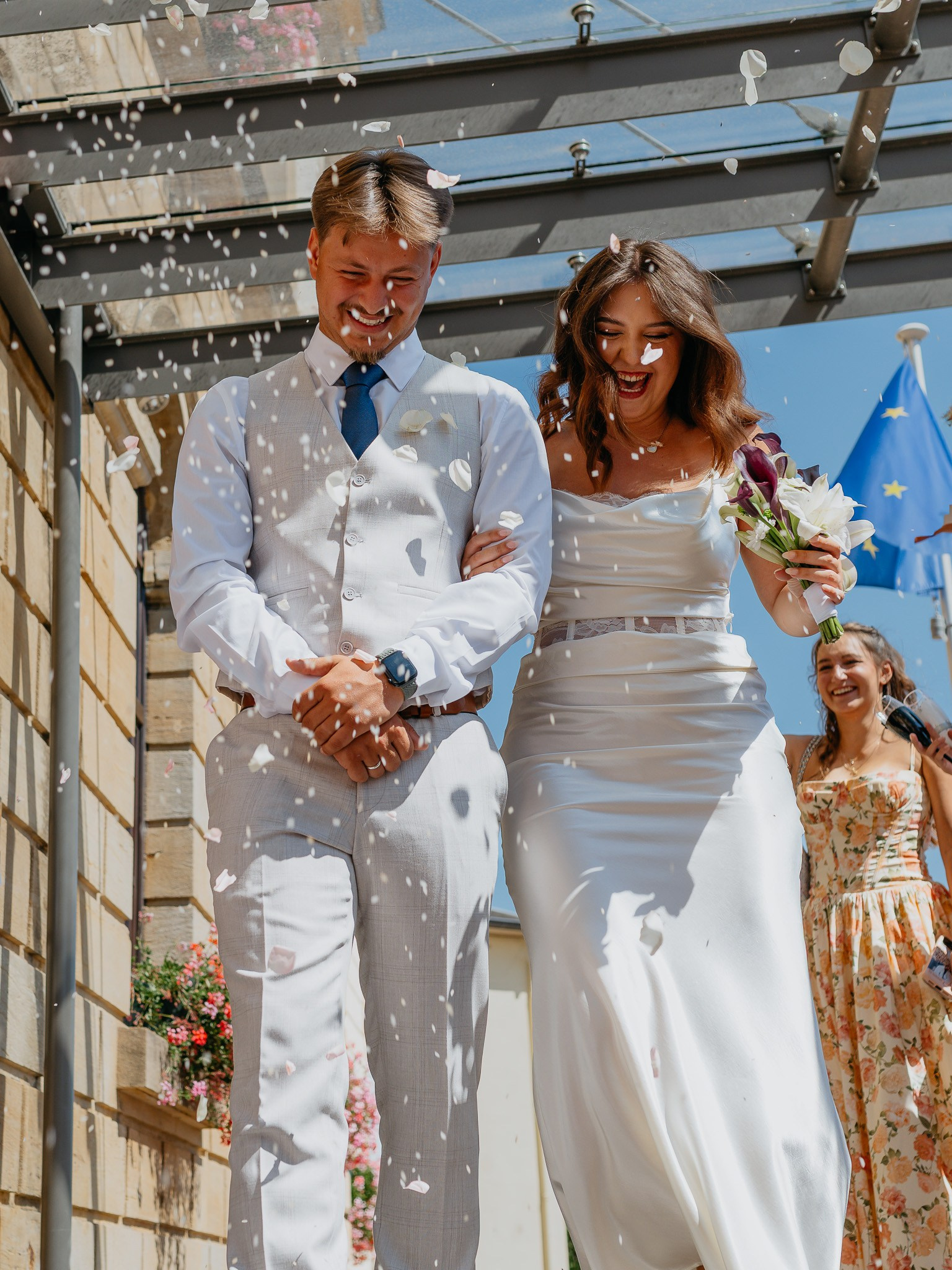 Mire și mireasă acoperiți de confetti, cununie civilă Arlon, Belgia