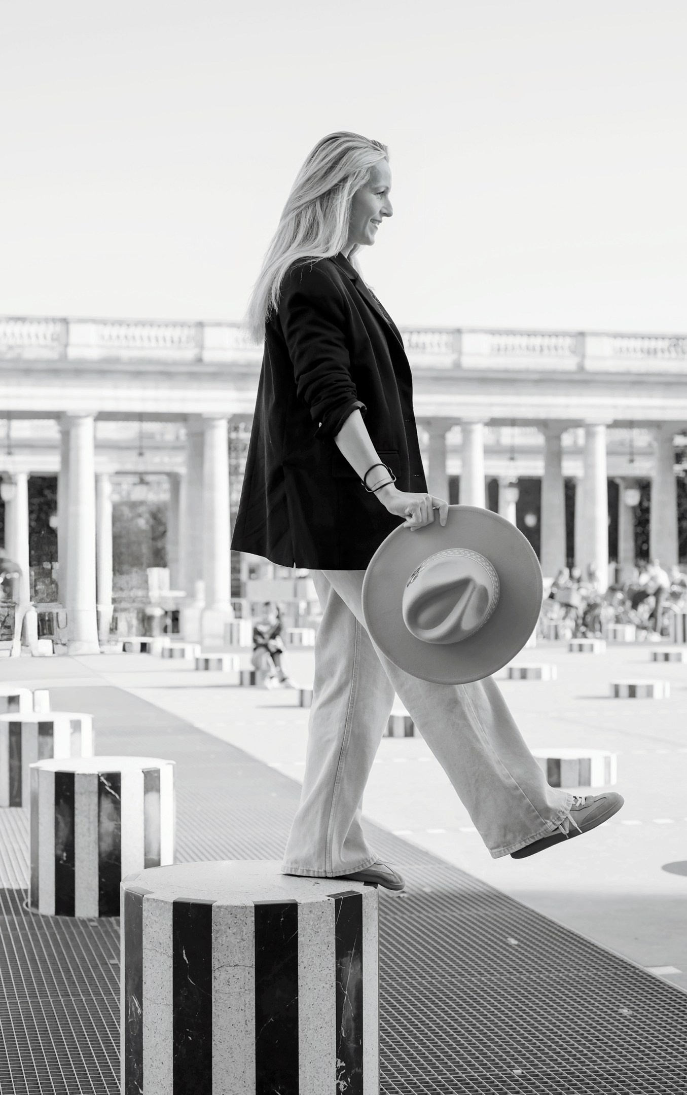 Street photoshoot in Paris. Alina Tagzieva- a photograper in Paris