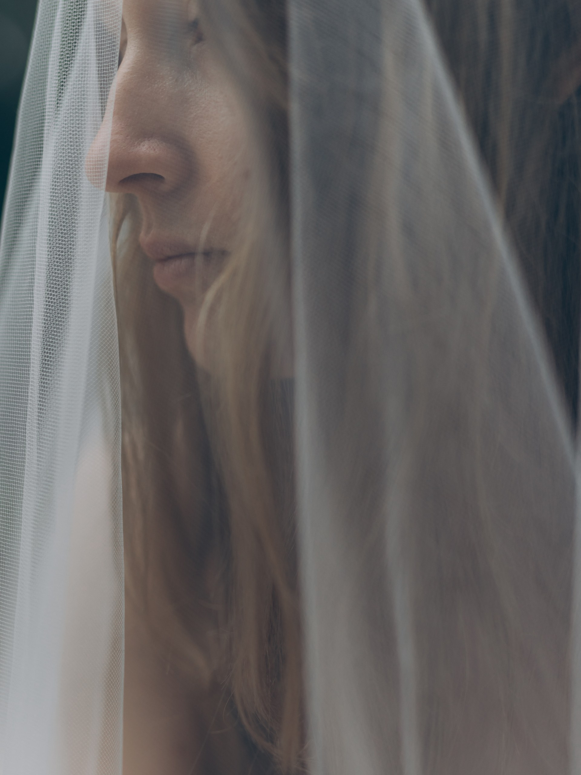 Sposa vista dall’alto distesa nel velo durante un matrimonio intimo, fotografia artistica con drone in stile romantico, Rimini Emilia-Romagna