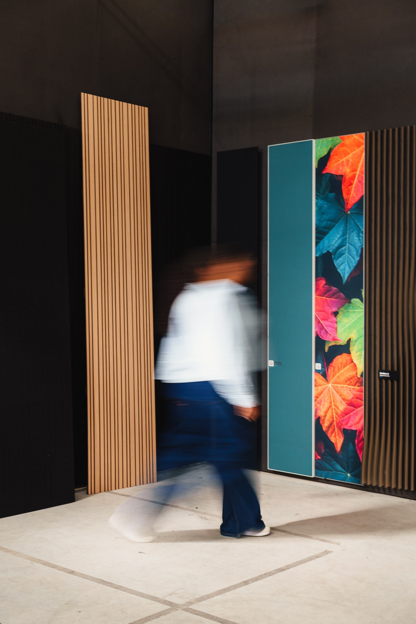 Fotografia de arquitetura de interiores de um espaço moderno com uma pessoa em movimento rápido junto a uma porta decorativa, captada no norte de Portugal pela Khave Media