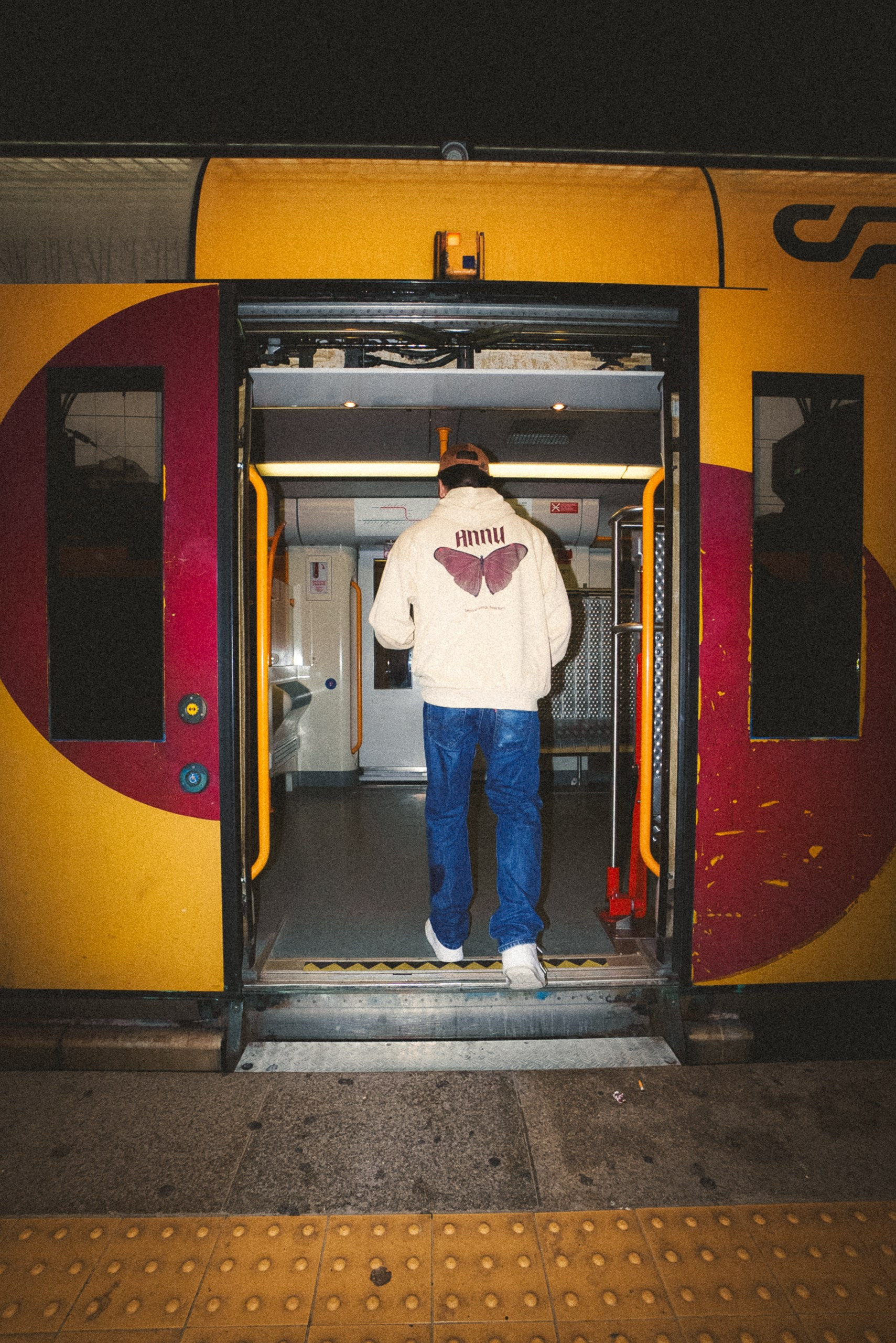 Fotografia lifestyle e urbana de uma pessoa a entrar num comboio numa estação de comboios em Portugal, produzida pela Khave Media