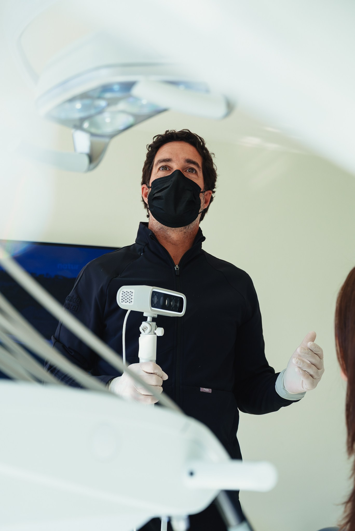 Fotografia corporativa médica de um dentista com máscara a utilizar equipamento tecnológico de diagnóstico, produzida no norte de Portugal pela Khave Media